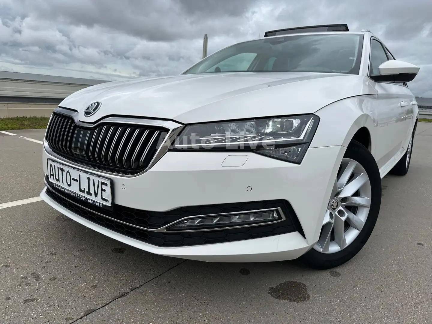 Skoda Superb 2.0 TDI *DSG*PREMIUM*PANO*VIRTU*MATRIX!! Weiß - 1