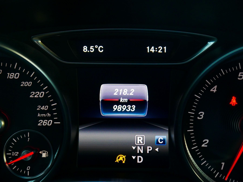 Mercedes-Benz CLA 180 Shooting Brake AMG Line — photo 12