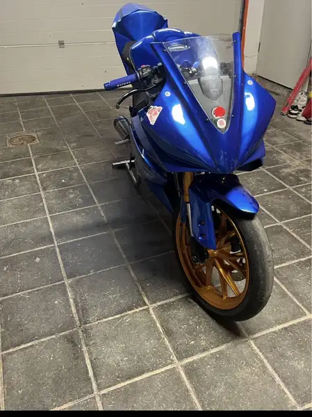 Yamaha YZF-R125 - foto 2