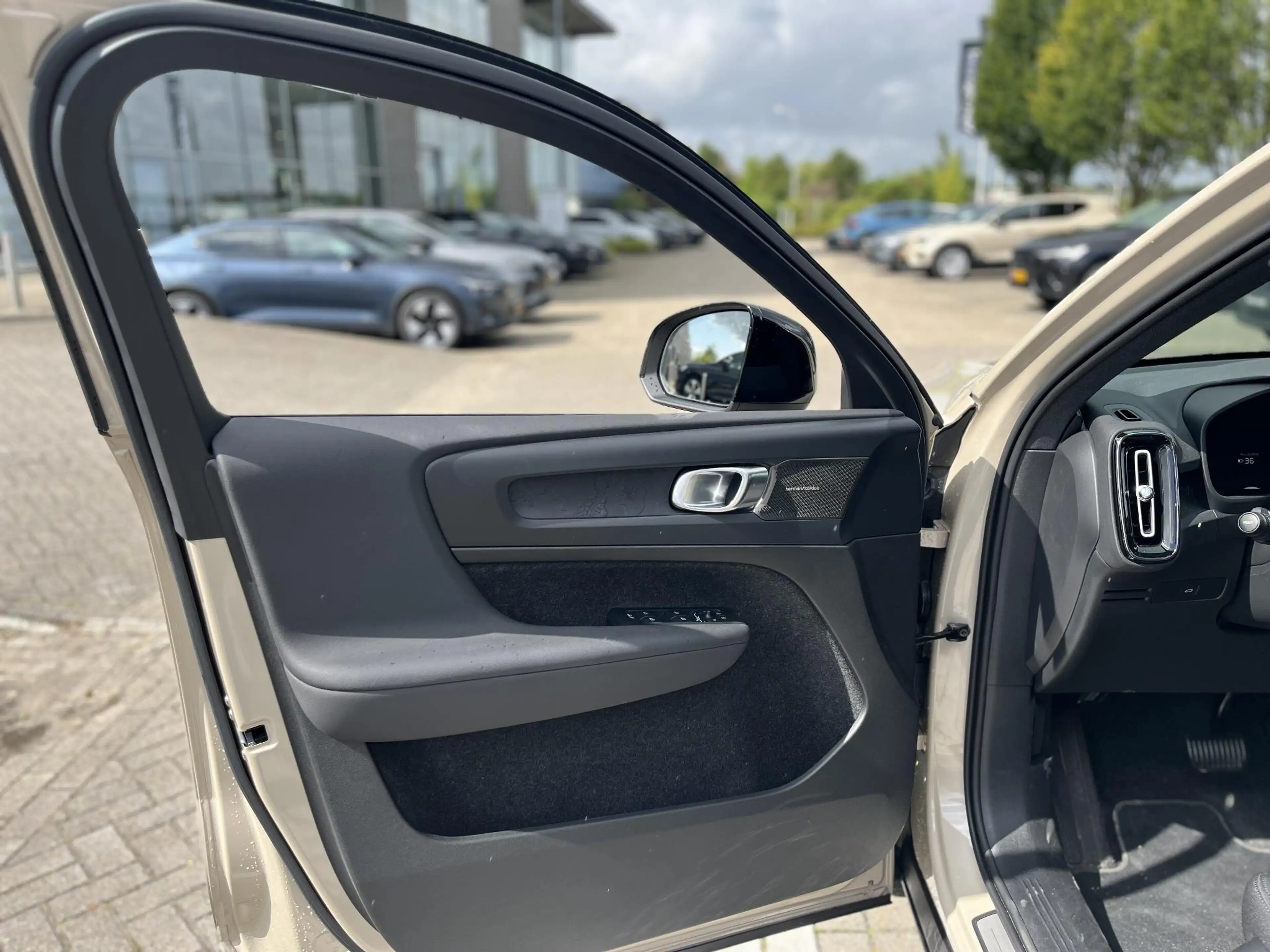 Volvo EX40 Single Motor Extended Range Plus 82 kWh | Parkeerc — photo 4