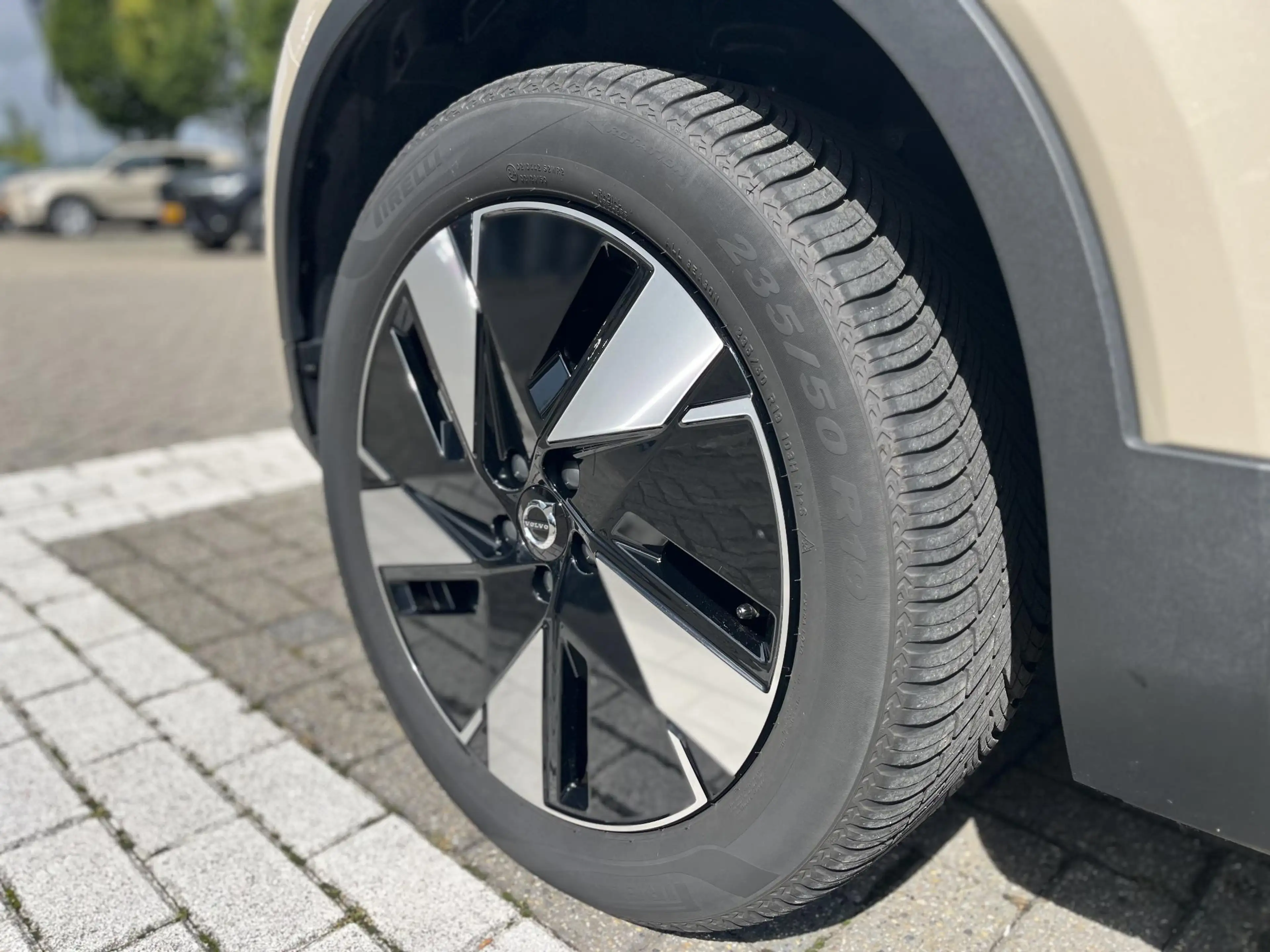 Volvo EX40 Single Motor Extended Range Plus 82 kWh | Parkeerc — photo 3