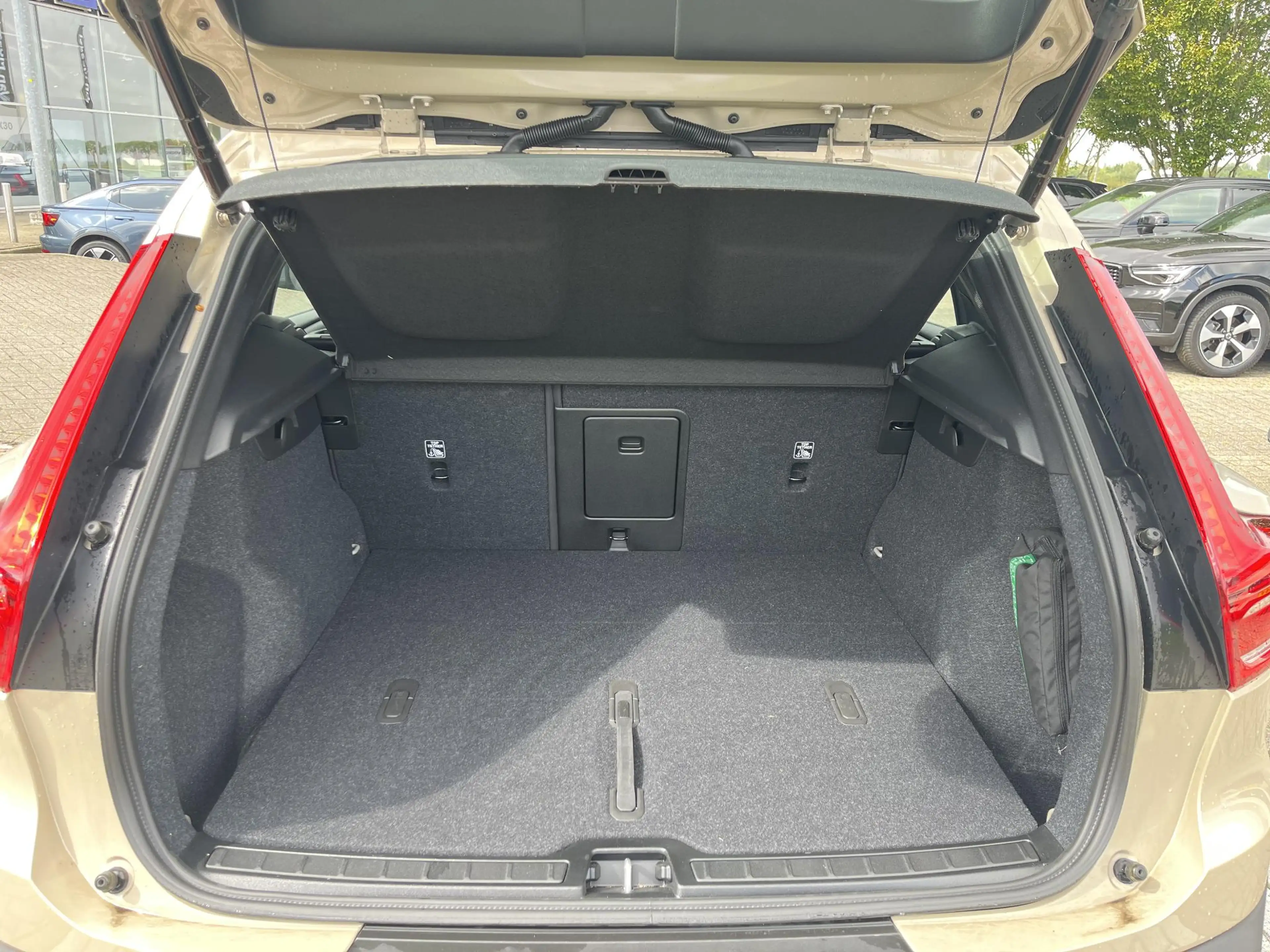 Volvo EX40 Single Motor Extended Range Plus 82 kWh | Parkeerc — photo 10