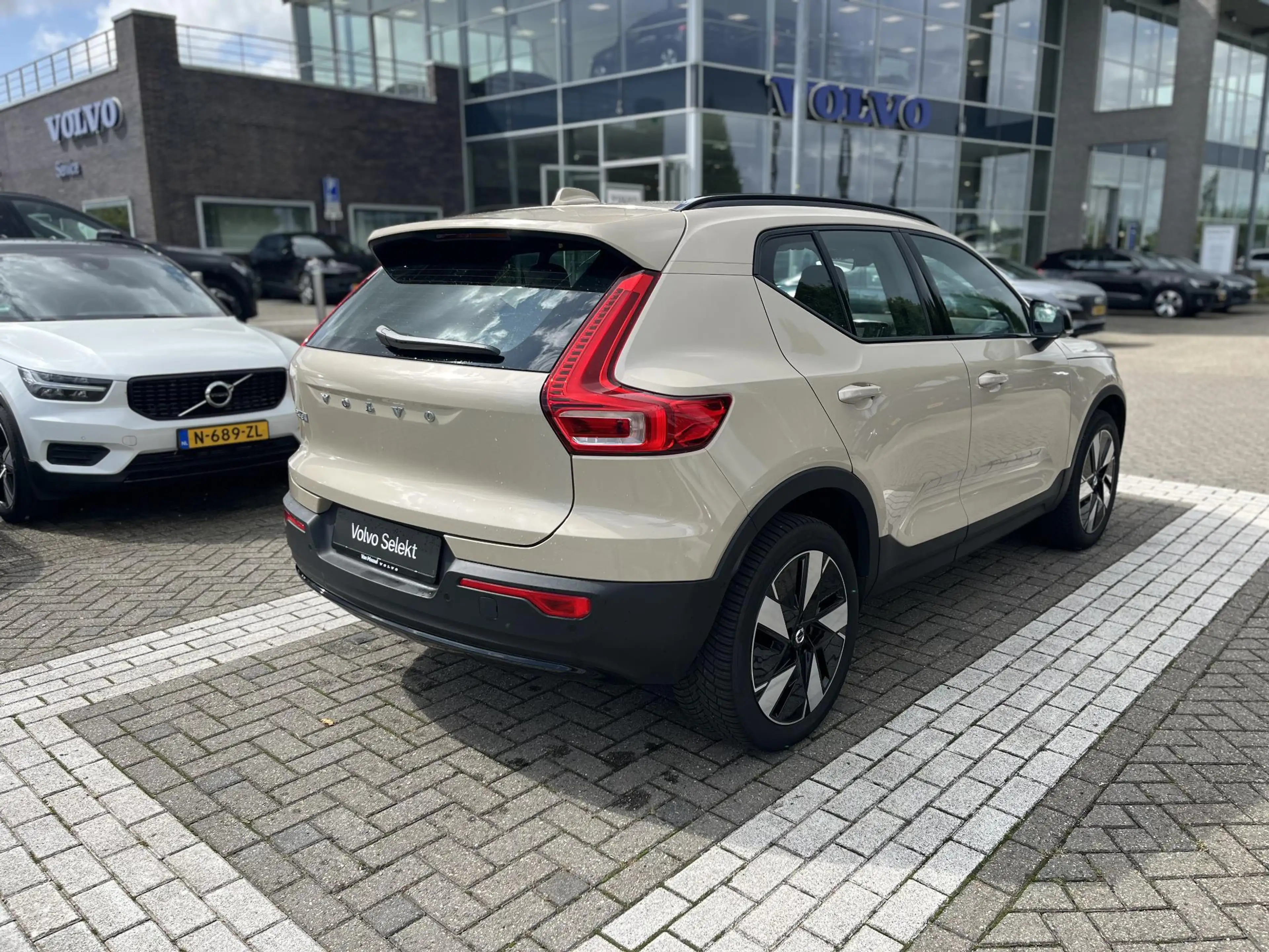 Volvo EX40 Single Motor Extended Range Plus 82 kWh | Parkeerc — photo 15