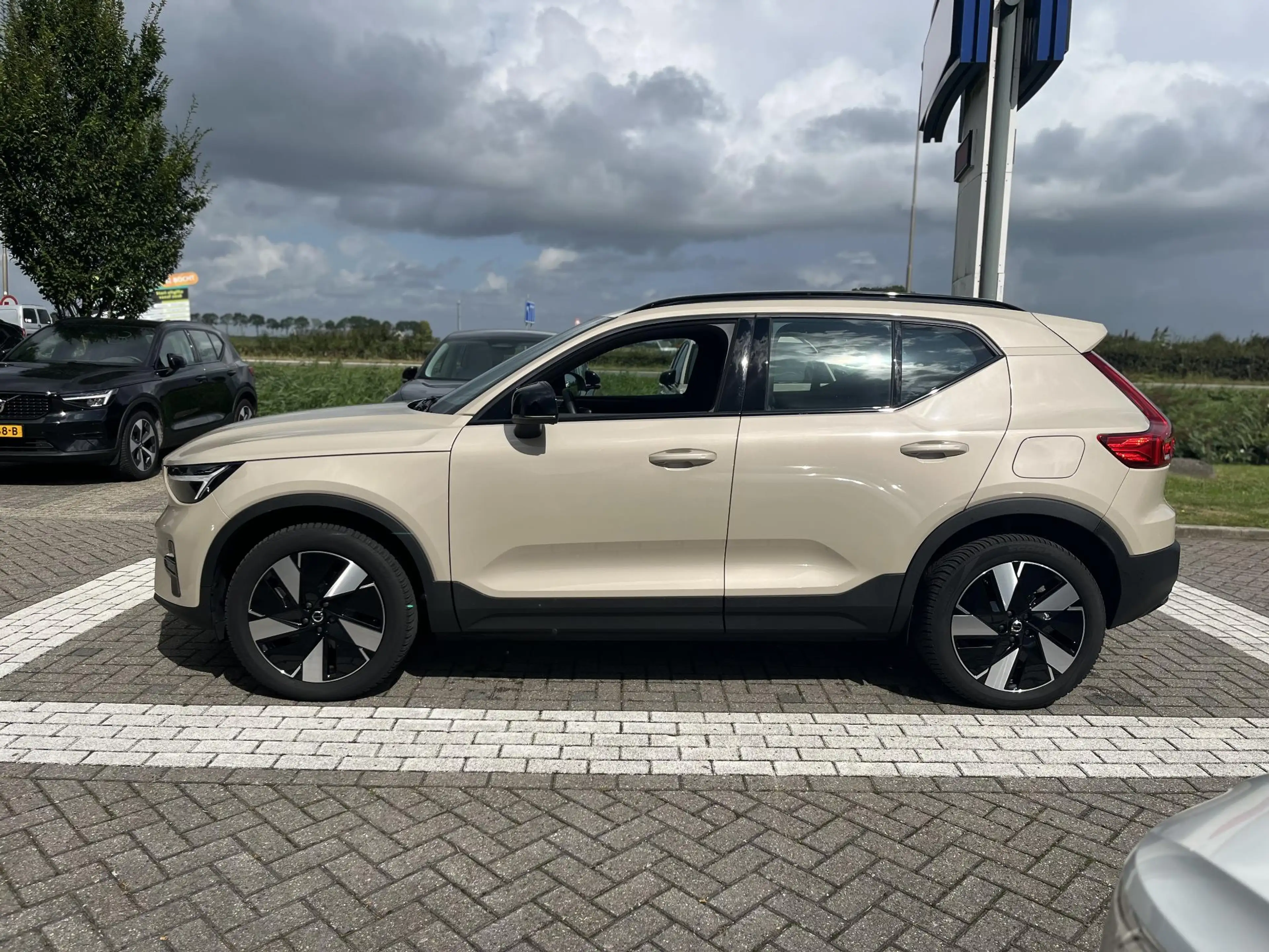 Volvo EX40 Single Motor Extended Range Plus 82 kWh | Parkeerc — photo 2