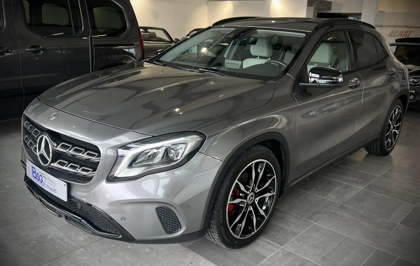 Mercedes-Benz GLA 180 *BOITE AUTO*LED*CAMERA*GPS*CUIR*EURO (6d-T-E-ISC) Grijs - 1