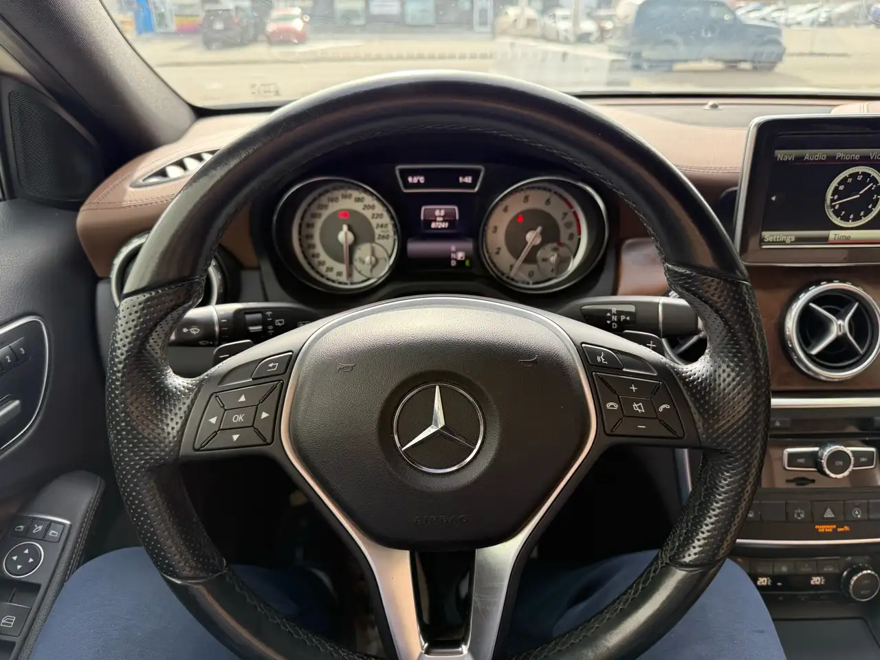 Mercedes-Benz GLA снимка Mercedes-Benz GLA