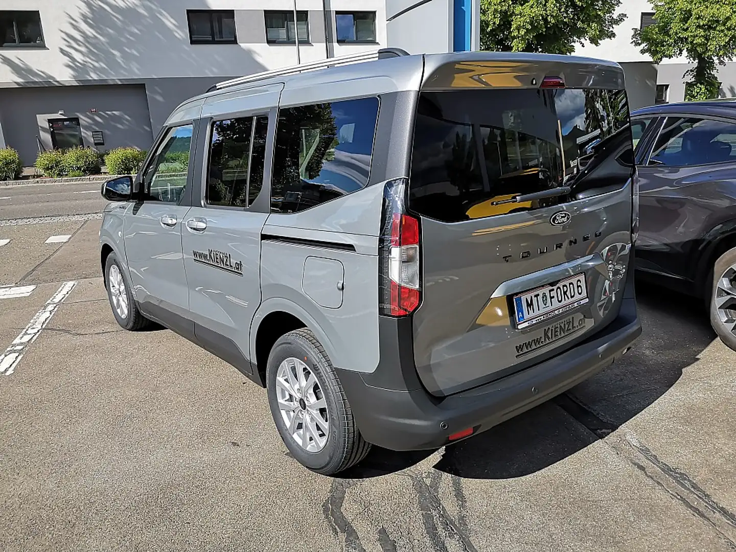 Ford Tourneo Courier 1,0 EcoBoost Titanium Aut. Zilver - 2