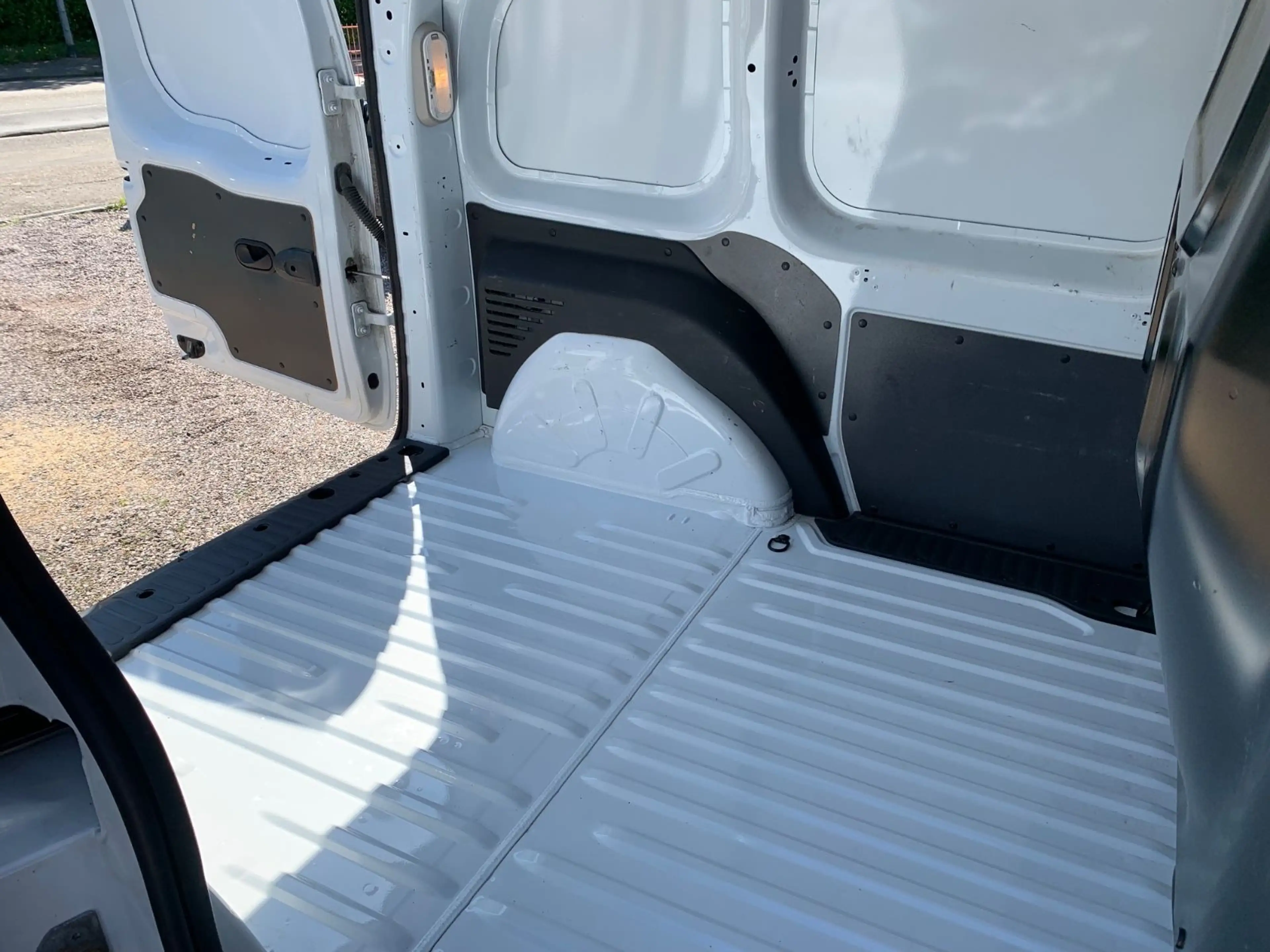 Nissan NV250 Kastenwagen L1H1 2,0t Pro **Klima** — photo 14
