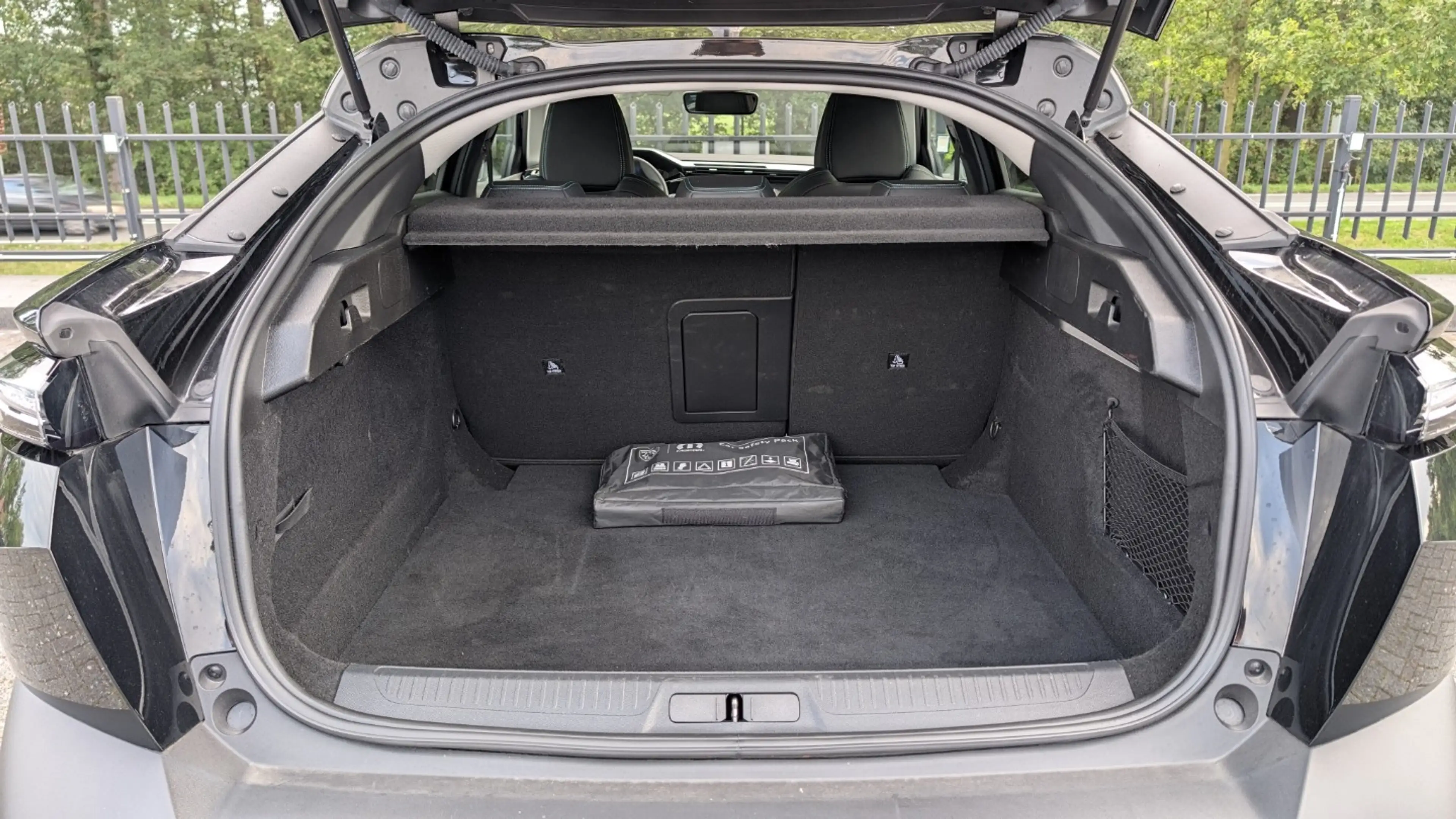 Peugeot 408 1.2 Hybrid 145 e-DCS6 Allure | Navi | Camera | PDC — photo 7