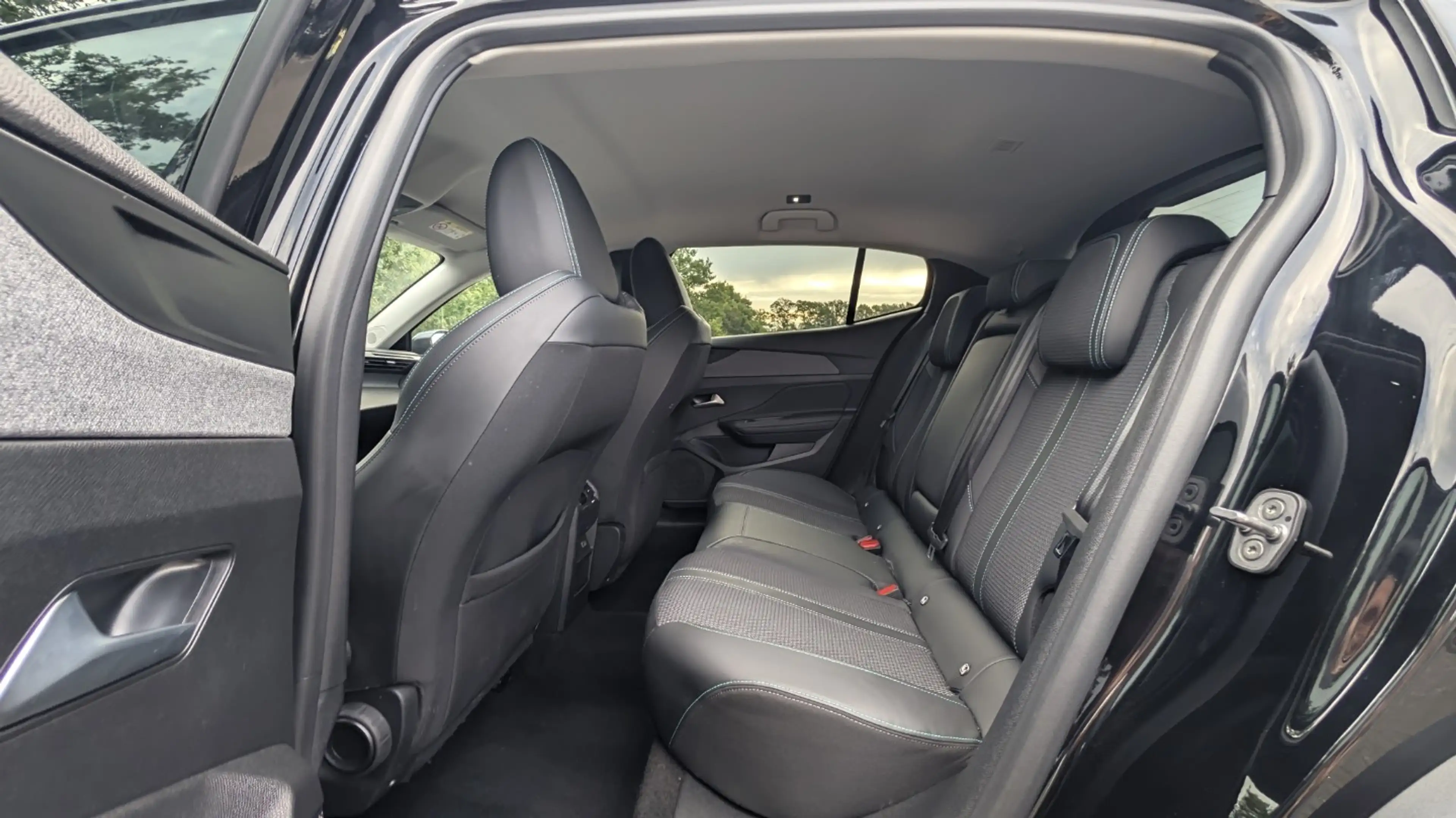 Peugeot 408 1.2 Hybrid 145 e-DCS6 Allure | Navi | Camera | PDC — photo 5