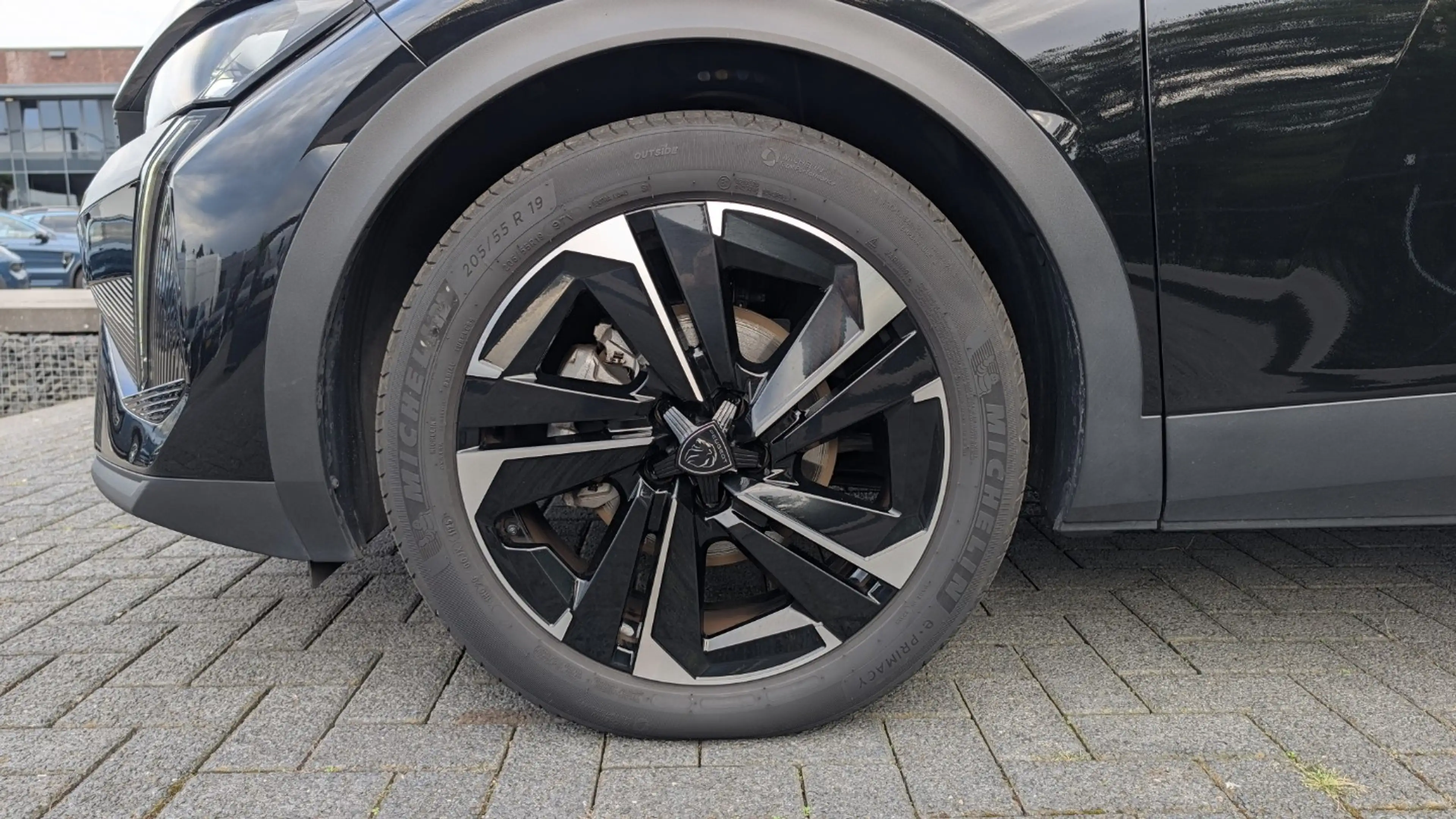 Peugeot 408 1.2 Hybrid 145 e-DCS6 Allure | Navi | Camera | PDC — photo 6