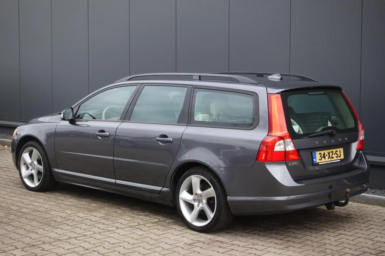 Volvo V70 2.4 D5 Momentum Grau - 2