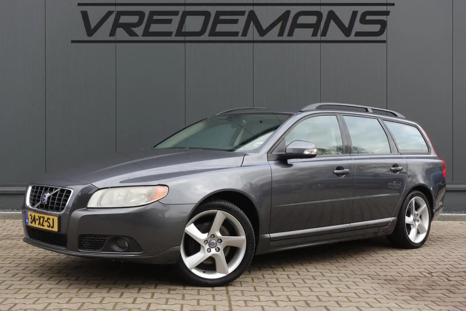 Volvo V70 2.4 D5 Momentum Grau - 1