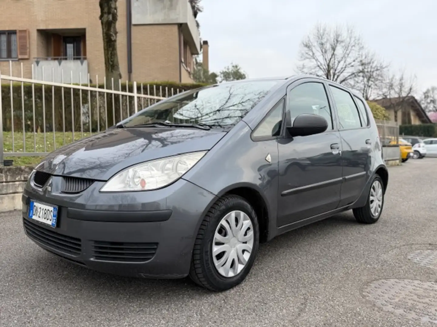 Mitsubishi Colt Colt 1.1 5 porte Euro 4 adatta a neopatentati Grau - 1