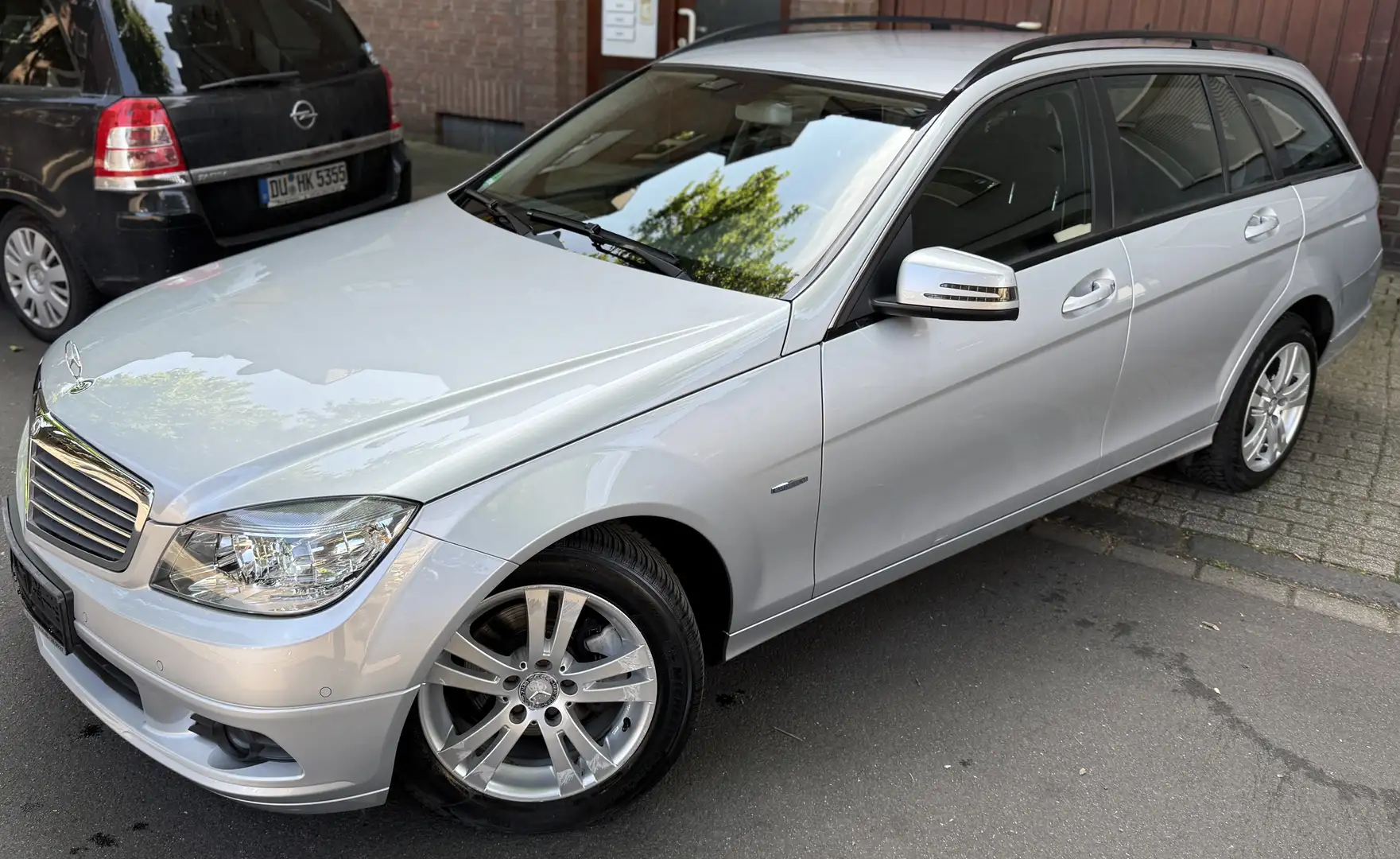 Mercedes-Benz C 180 T CGI BlueEfficiency 2HD Navi AHK Tüv Garantie Silber - 1