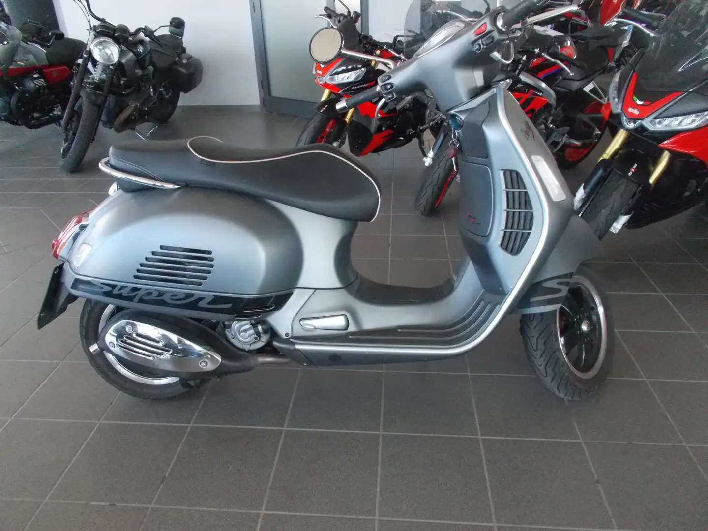 Vespa GTS 300 SUPERSPORT Grigio - 2