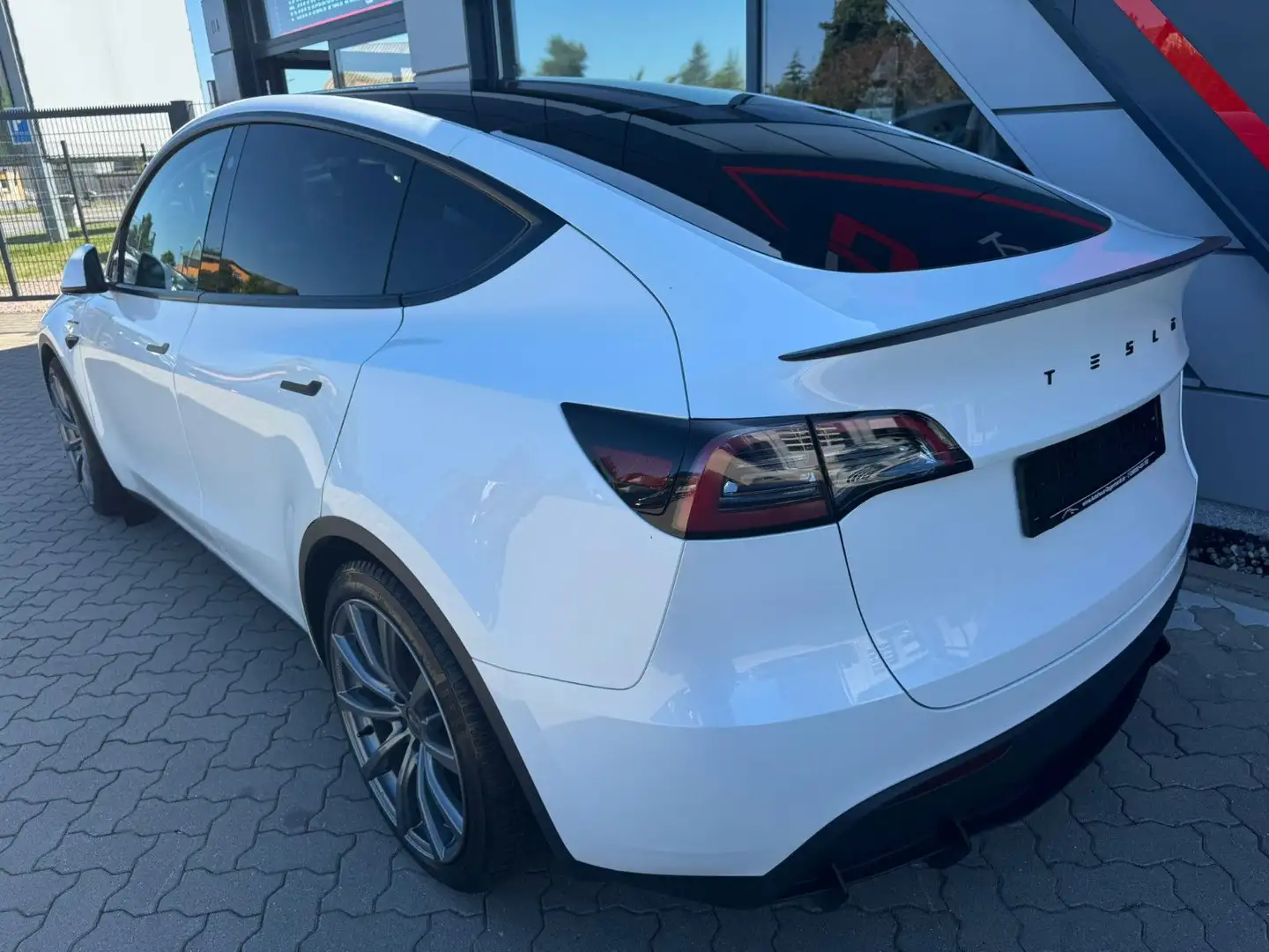 Tesla Model Y Long Range Dual AWD Matrix Wärmepumpe Weiß - 2