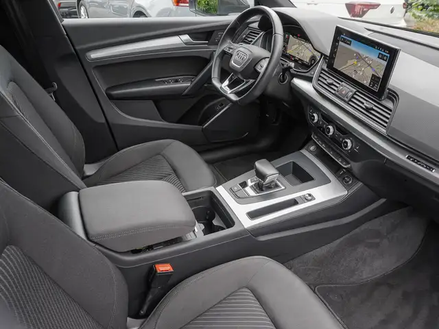 Audi Q5 view 8
