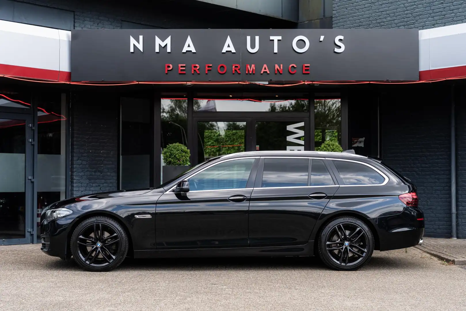 BMW 520 5-serie Touring 520d High Executive PANO | ACC | H Zwart - 2