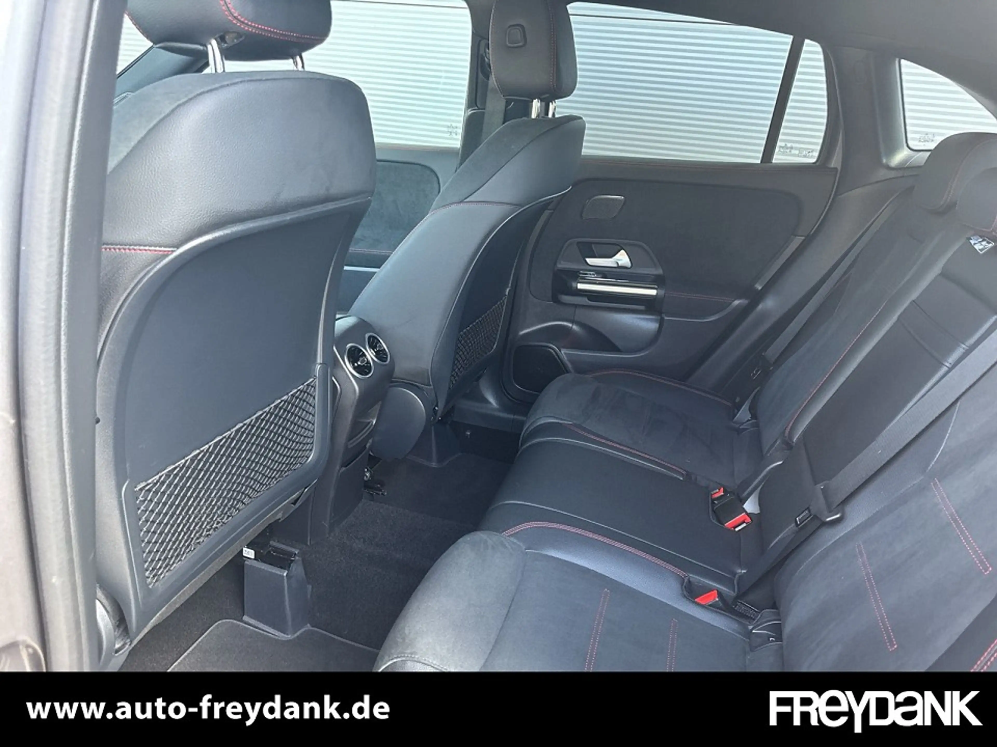 Mercedes-Benz GLA 200 Aut. AMG Line LED Keyless Park — photo 11
