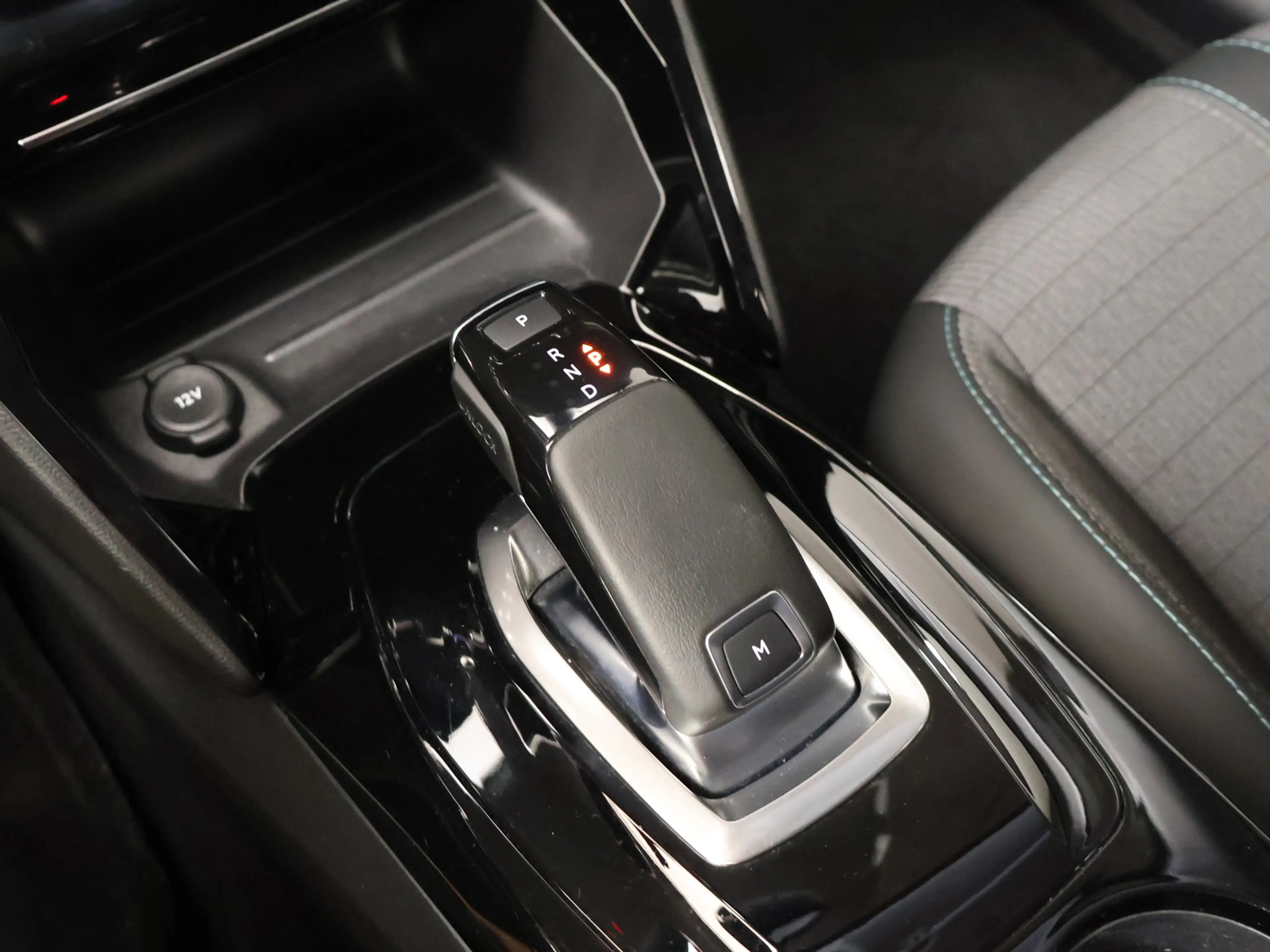 Peugeot 208 1.2 PureTech GT-line Sport (APPLE CARPLAY,NAVI,CAM — photo 13