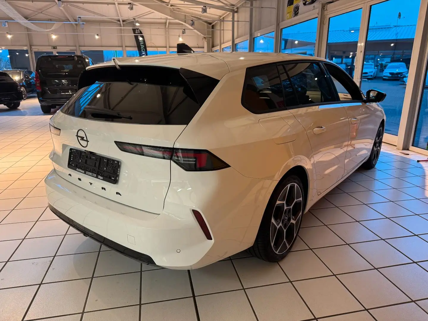 Opel Astra L Sports Tourer Ultimate Paket PANO+AHK Weiß - 2