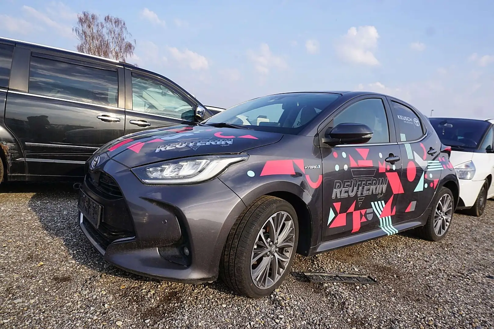 Toyota Yaris 1,5 VVT-i Hybrid Lounge Aut. Grau - 2