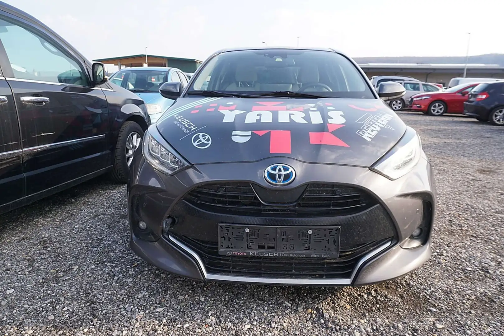 Toyota Yaris 1,5 VVT-i Hybrid Lounge Aut. Grau - 1