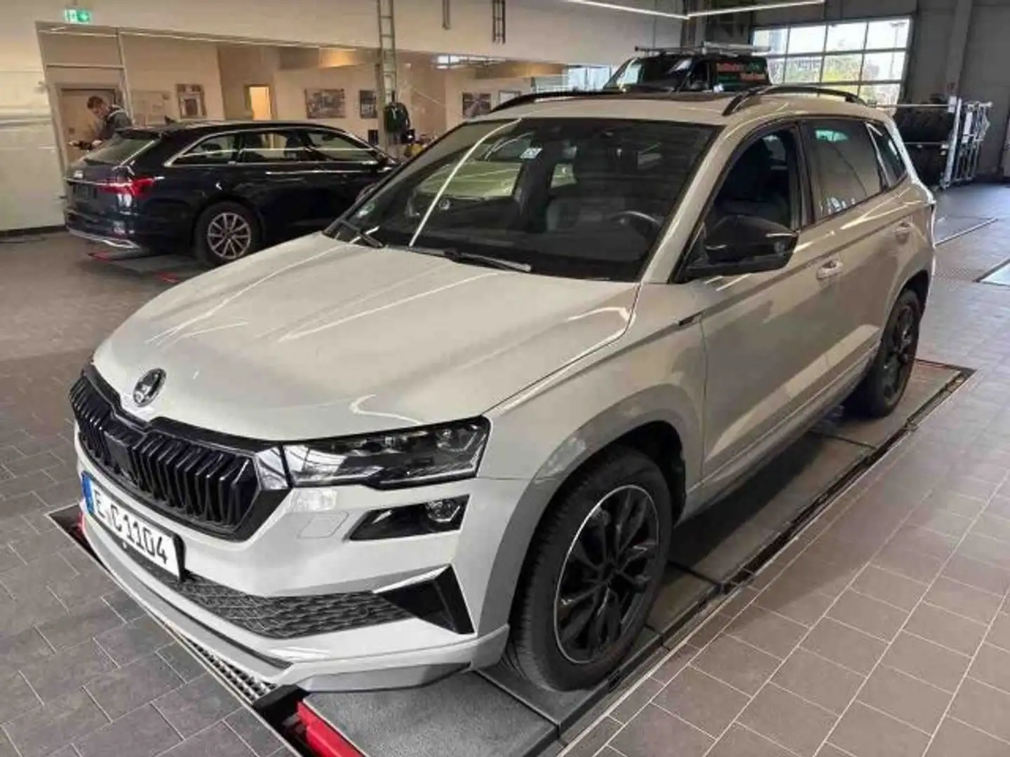 Skoda Karoq 2.0TSI DSG 4x4 SPORTLINE BEAM+PANO+ACC+NAV Grau - 2