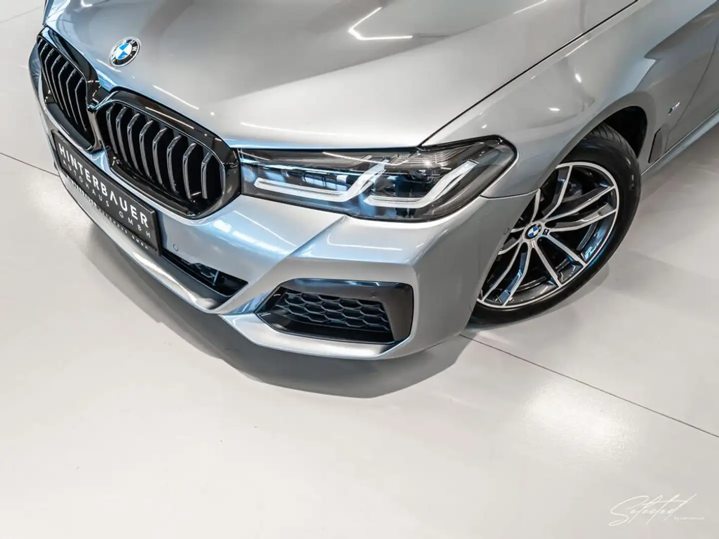 BMW 520 d xDrive Touring Aut*M SPORT*AHK*LED*SITZKLIMA* Grau - 2