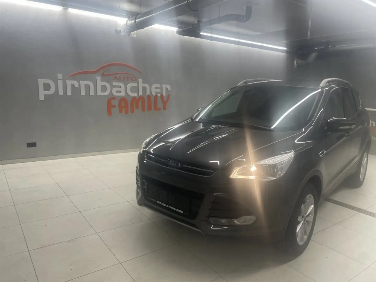 Ford Kuga Titanium 2WD 2,0 TDCi DPF Grijs - 1