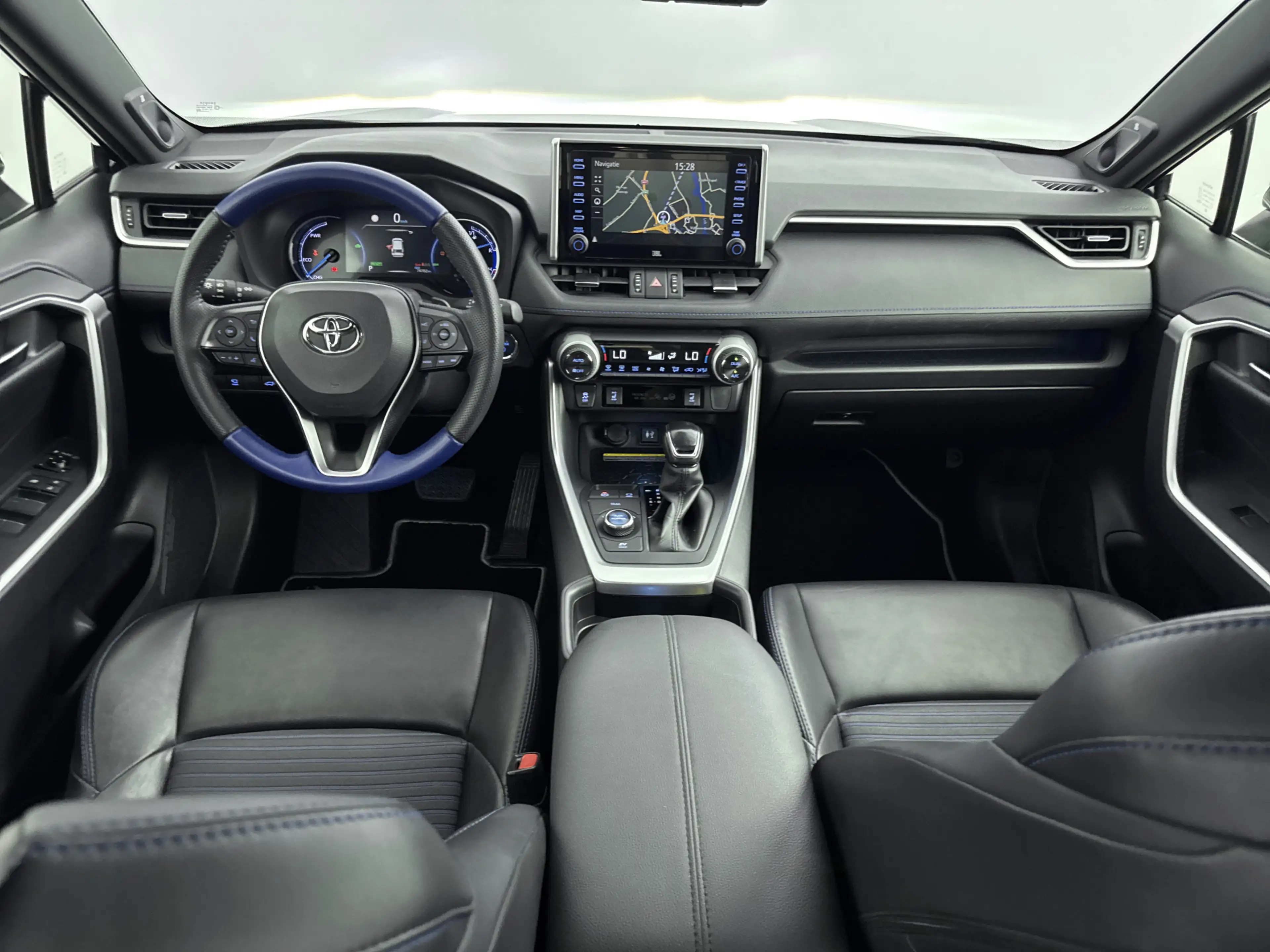 Toyota RAV 4 2.5 Hybrid AWD Bi-Tone Innovation Pack | Dealer On — photo 4