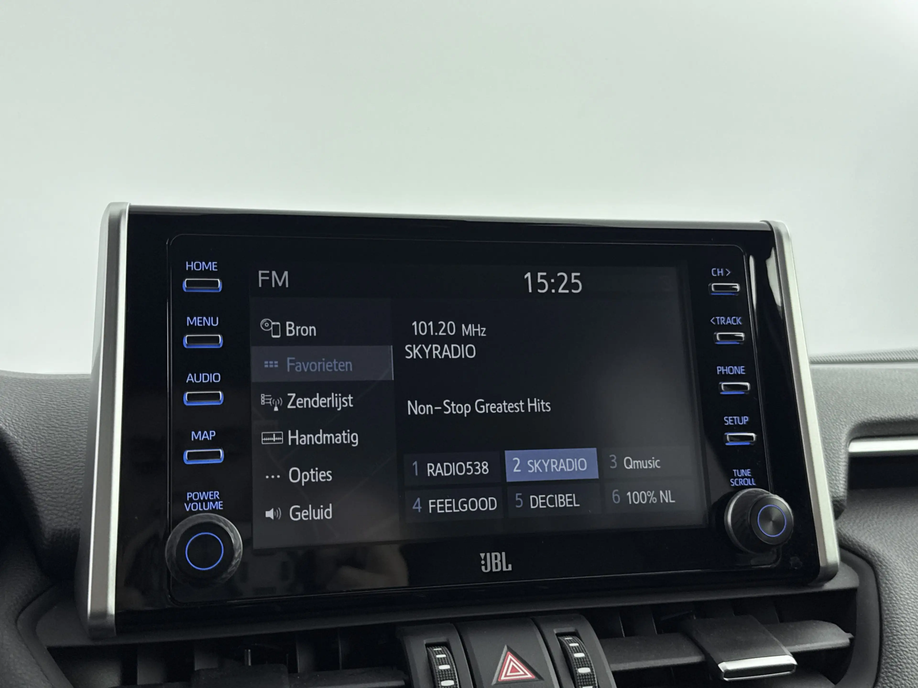 Toyota RAV 4 2.5 Hybrid AWD Bi-Tone Innovation Pack | Dealer On — photo 8