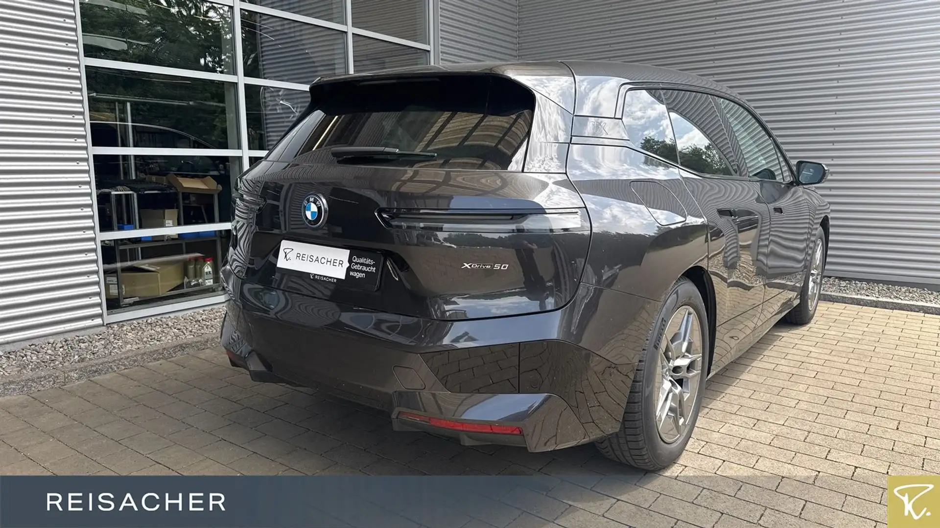 BMW iX xDrive50 Sportpaket Navi AHK Laser ACC 360° Grau - 2