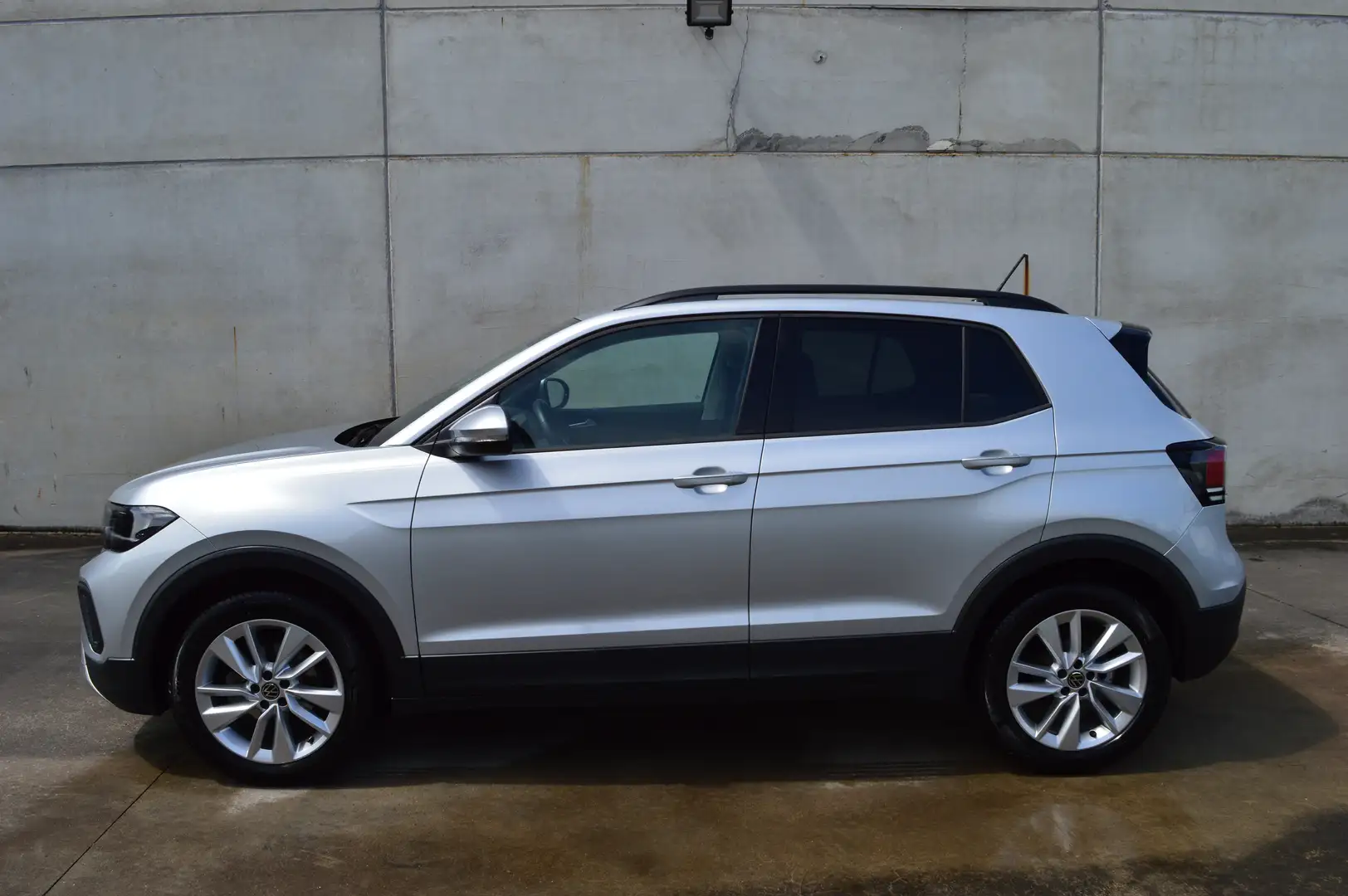 Volkswagen T-Cross Limited DSG 1.0 TSI 115Pk / CARPLAY / CAMERA Grijs - 2