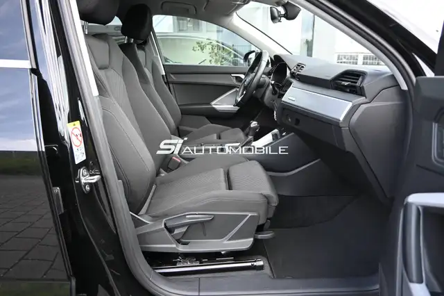 Audi Q3 view 12