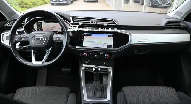 Audi Q3 view 11