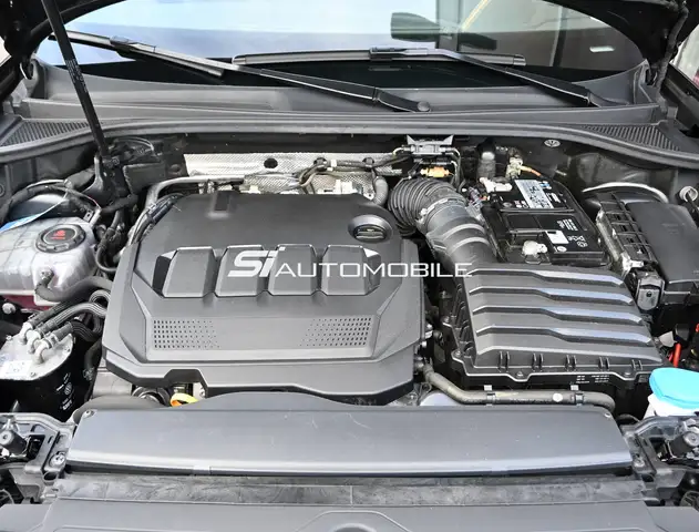 Audi Q3 view 9