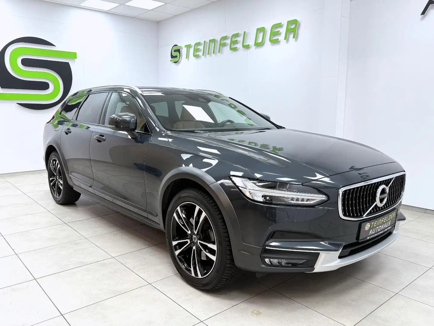 Volvo V90 Cross Country V90 D4 Cross Country Pro AWD / PANORAMA / AHK Gris - 1