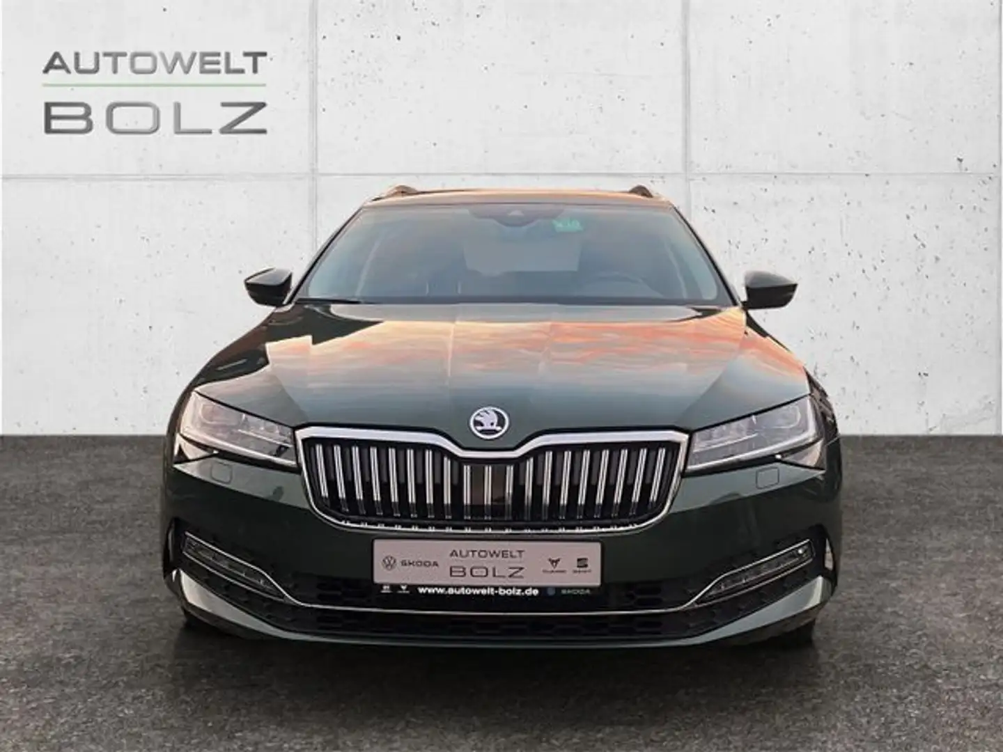 Skoda Superb Combi Style 1.5 TSI StandHZG AHK Navi Mem Grün - 2