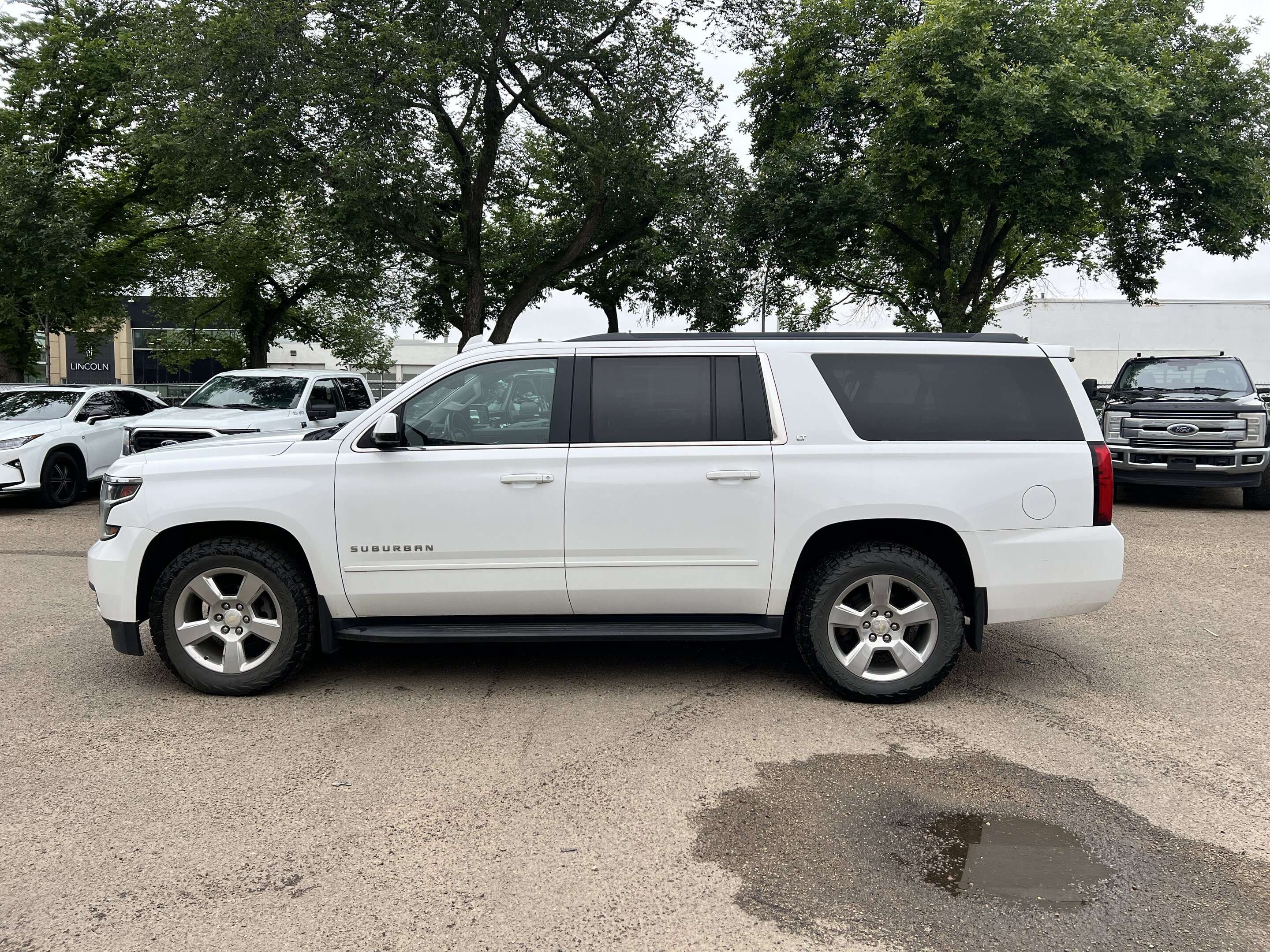 2018 Chevrolet Suburban LT | Power Liftgate | CarPlay | Keyless Entry — снимка 1