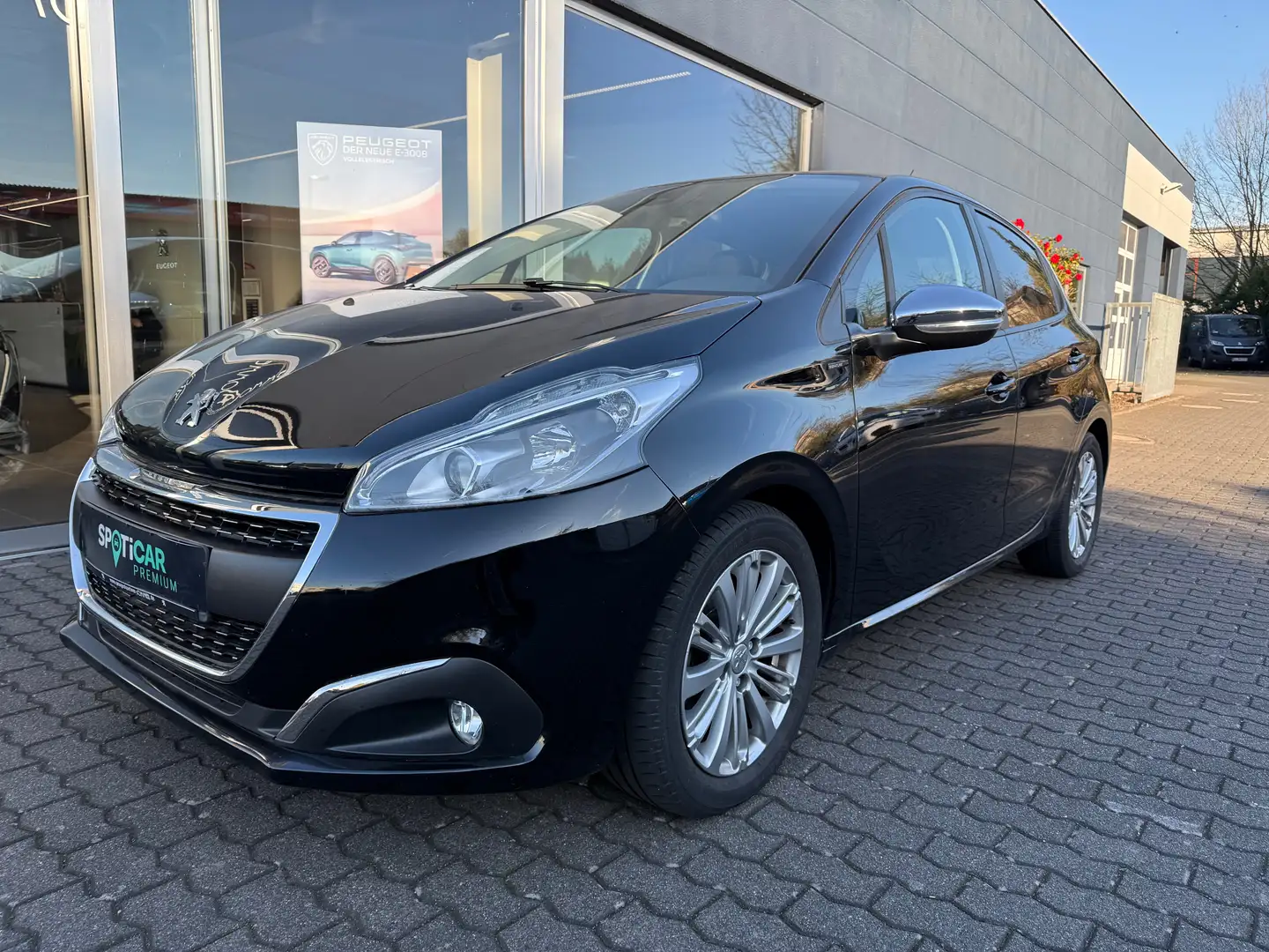 Peugeot 208 Signature Puretech 110 Schwarz - 1