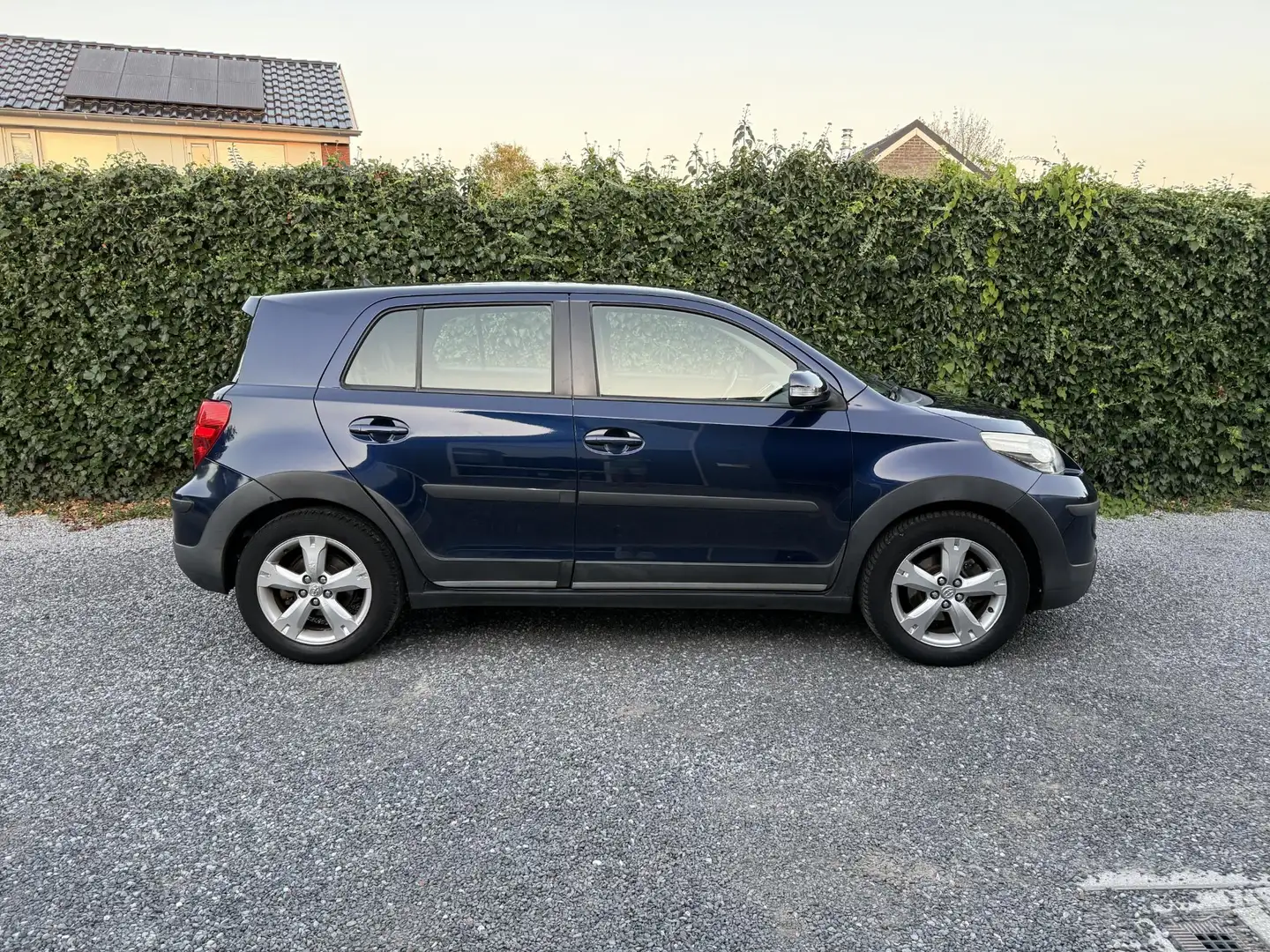 Toyota Urban Cruiser 1.3 VVT-i Aspiration | Navi Camera | Airco | Elekt Blauw - 2