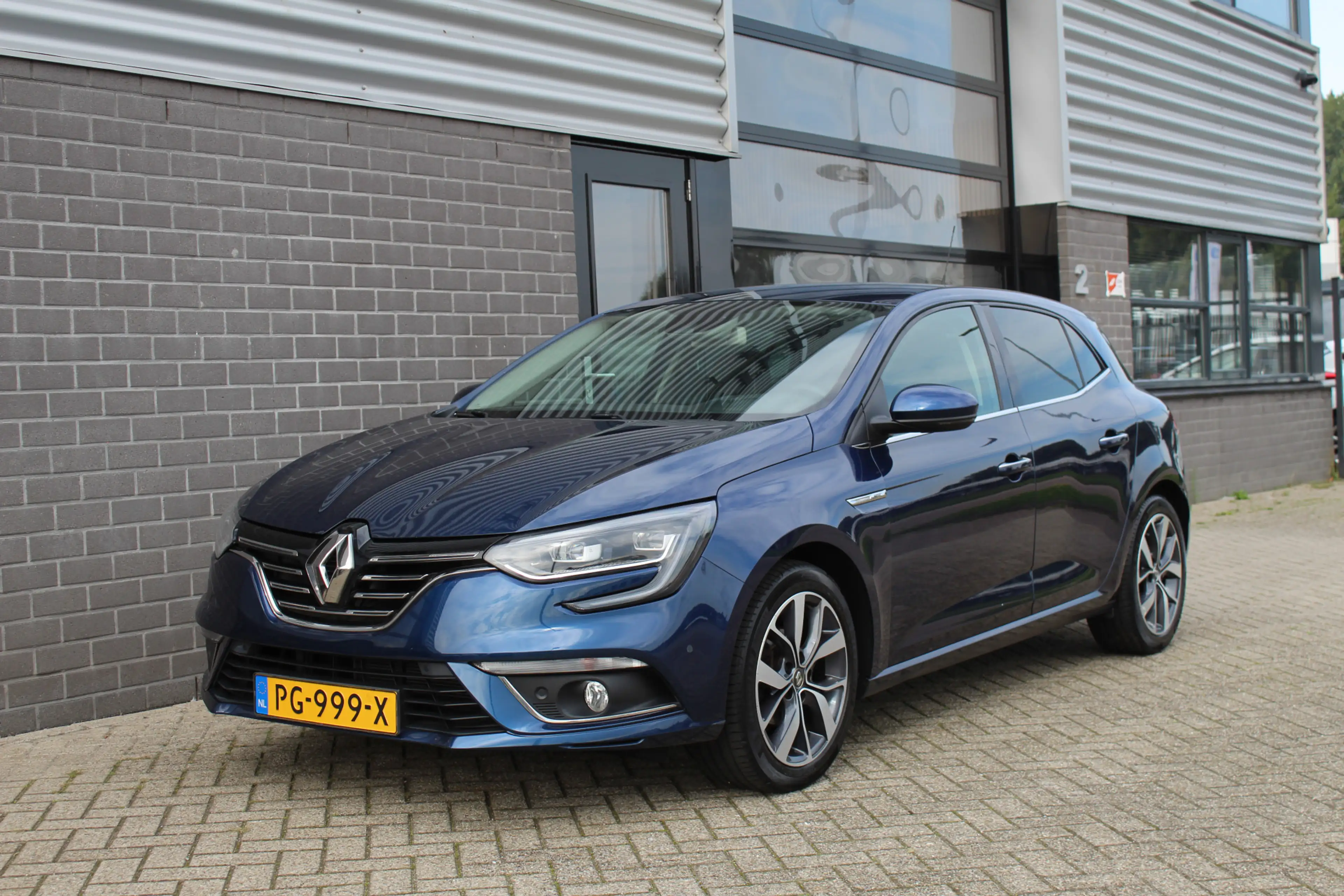 Renault Megane 1.2 TCe Bose / HUD / Keyless / Camera / N.A.P. — photo 4