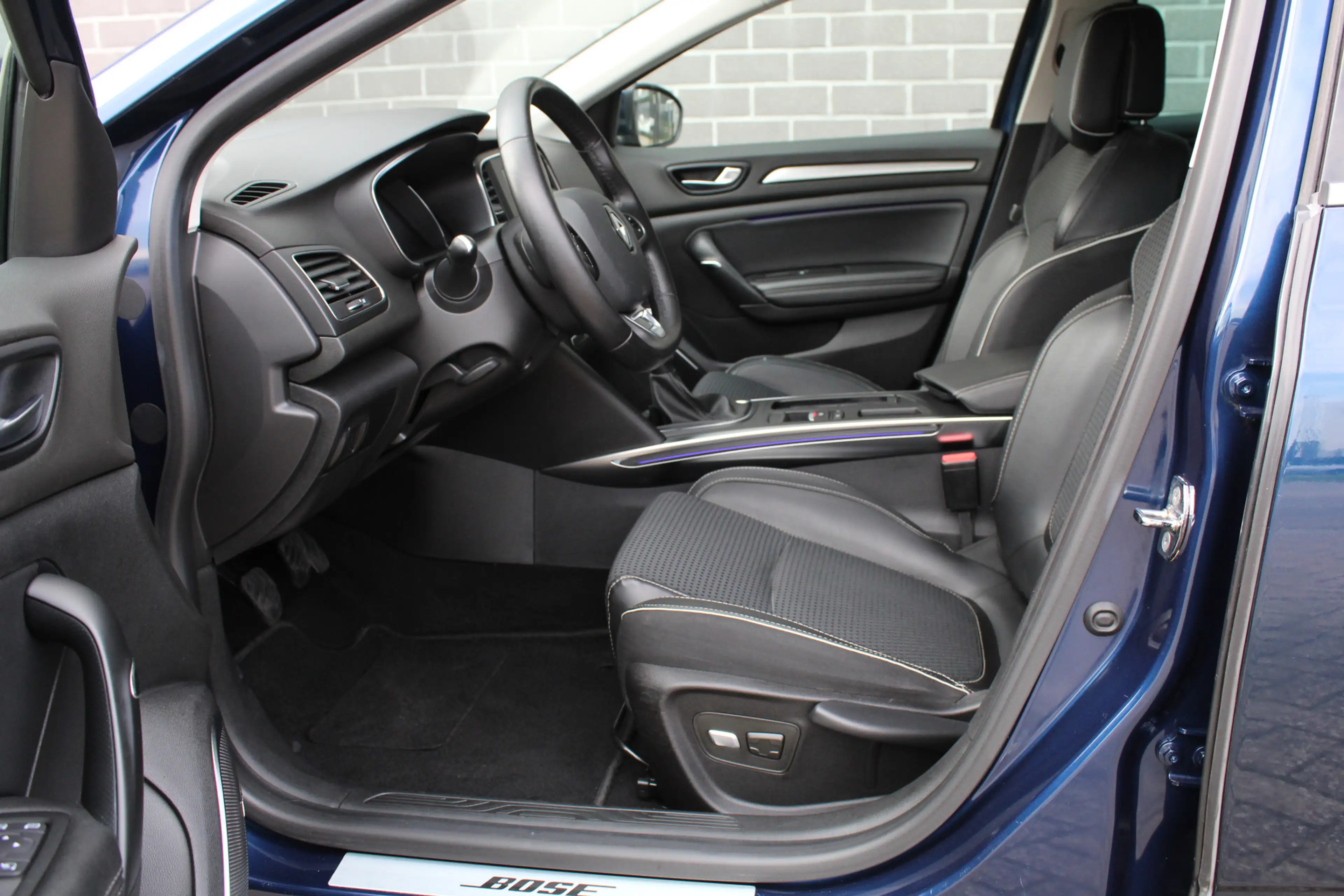 Renault Megane 1.2 TCe Bose / HUD / Keyless / Camera / N.A.P. — photo 8