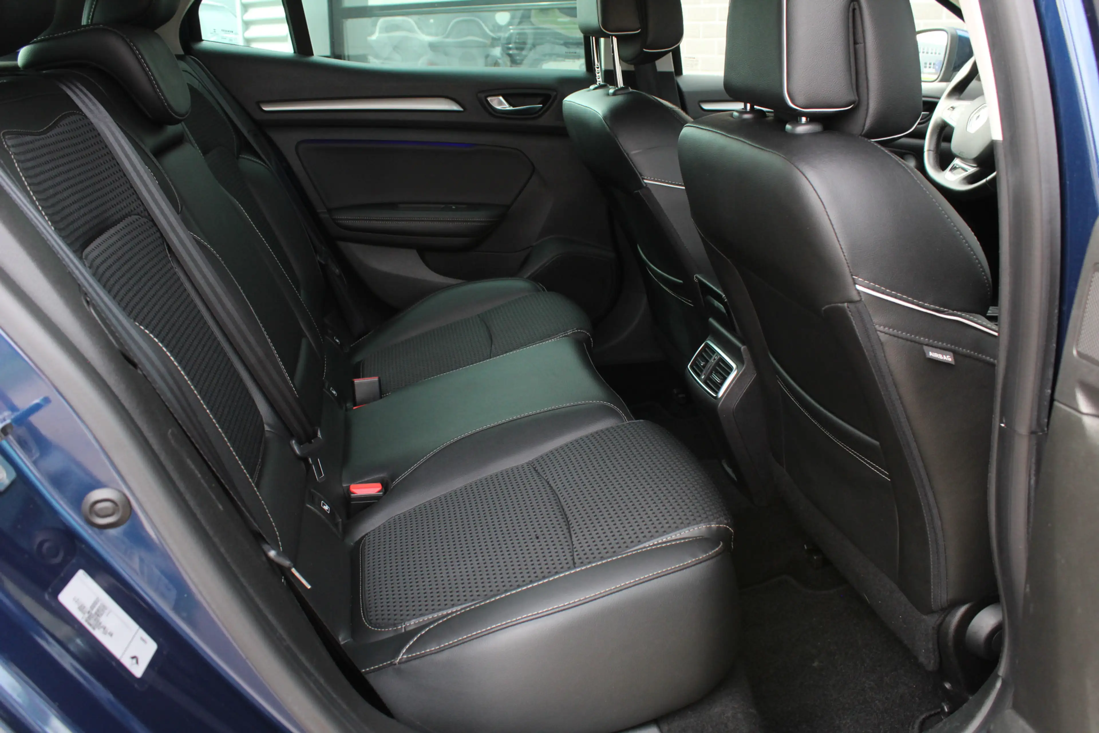 Renault Megane 1.2 TCe Bose / HUD / Keyless / Camera / N.A.P. — photo 11