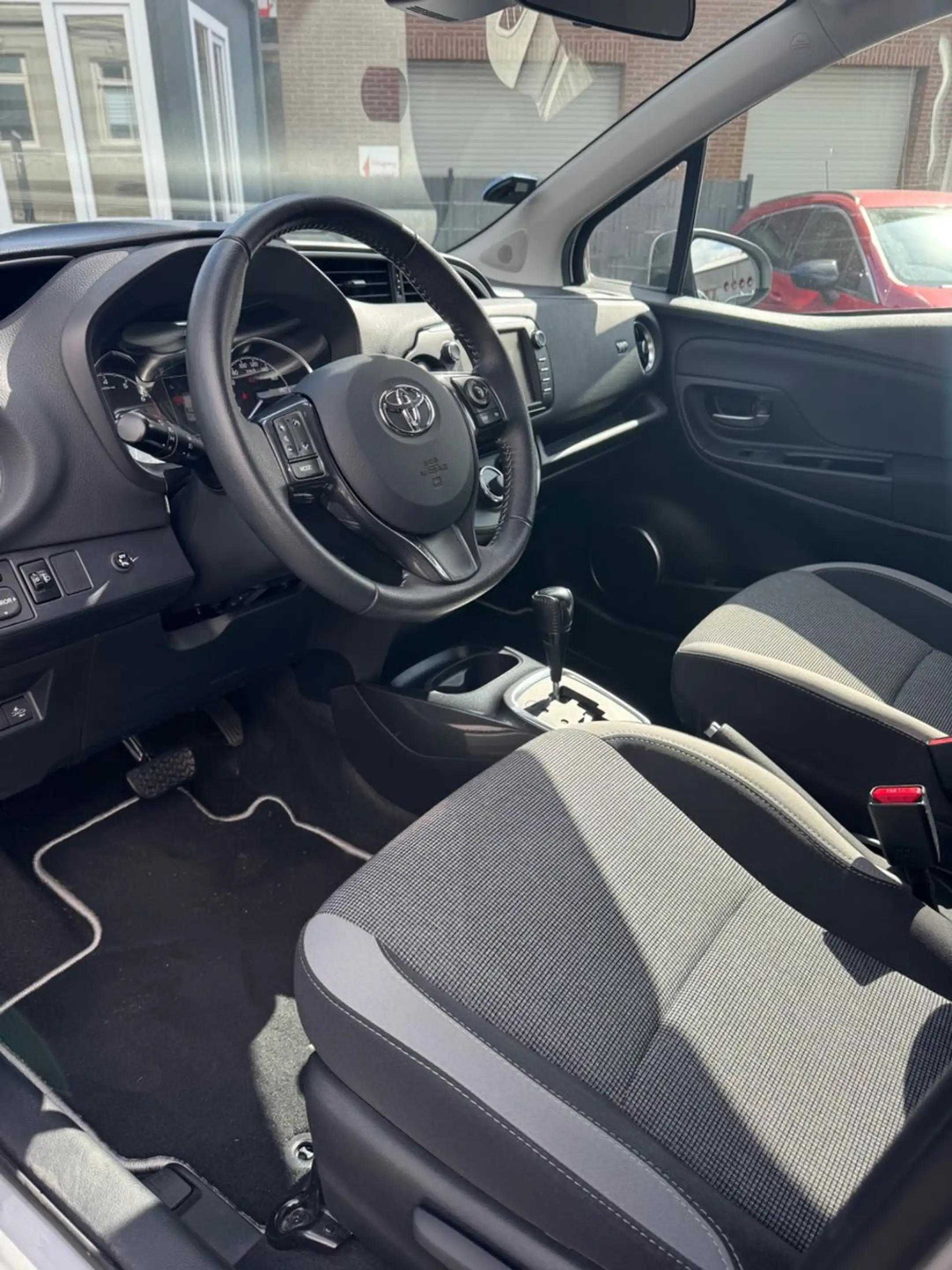 Toyota Yaris Y20 Club AUT+ALLW+SHZ+BT+BC+RFK+PDC+ALU+AC — photo 9