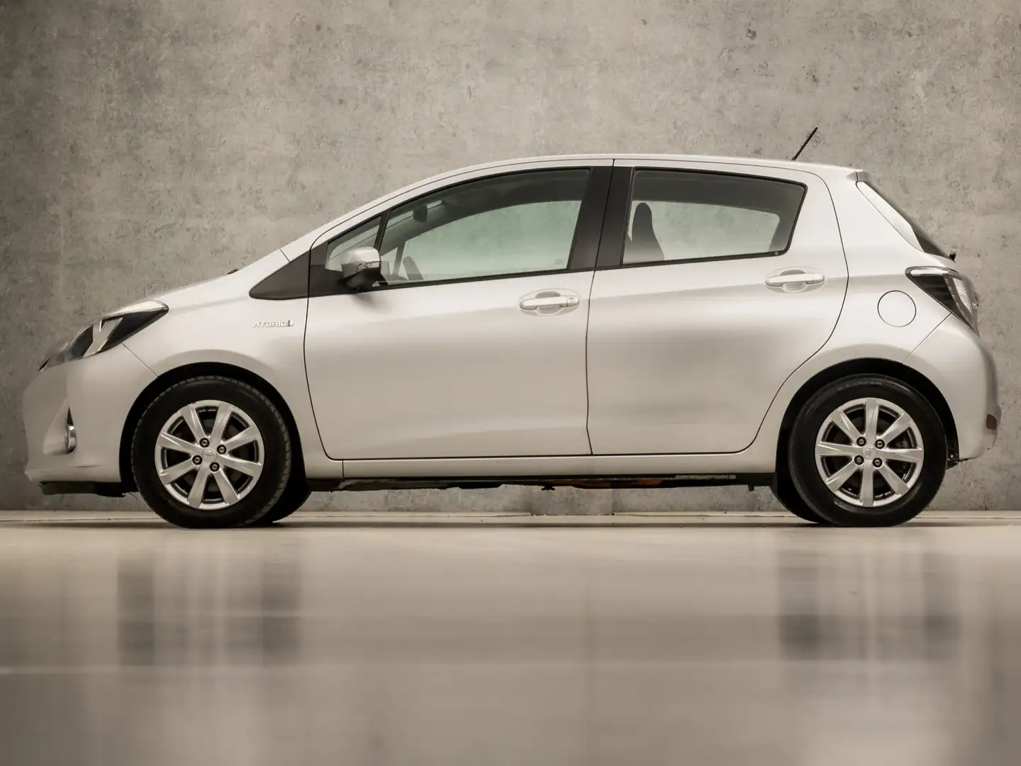 Toyota Yaris 1.5 Full Hybrid Sport Automaat (NAVIGATIE, CAMERA, Grijs - 2