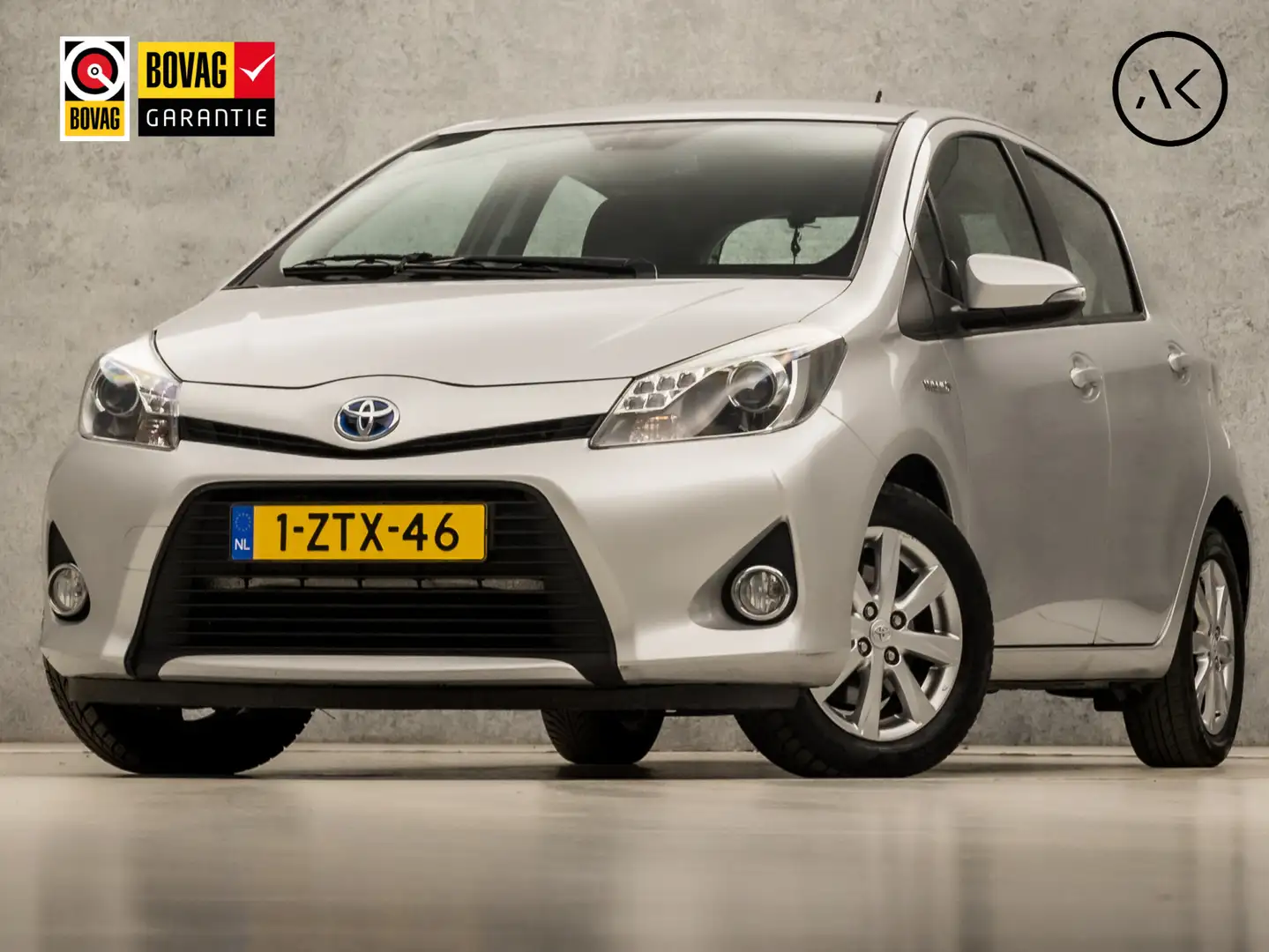 Toyota Yaris 1.5 Full Hybrid Sport Automaat (NAVIGATIE, CAMERA, Grijs - 1