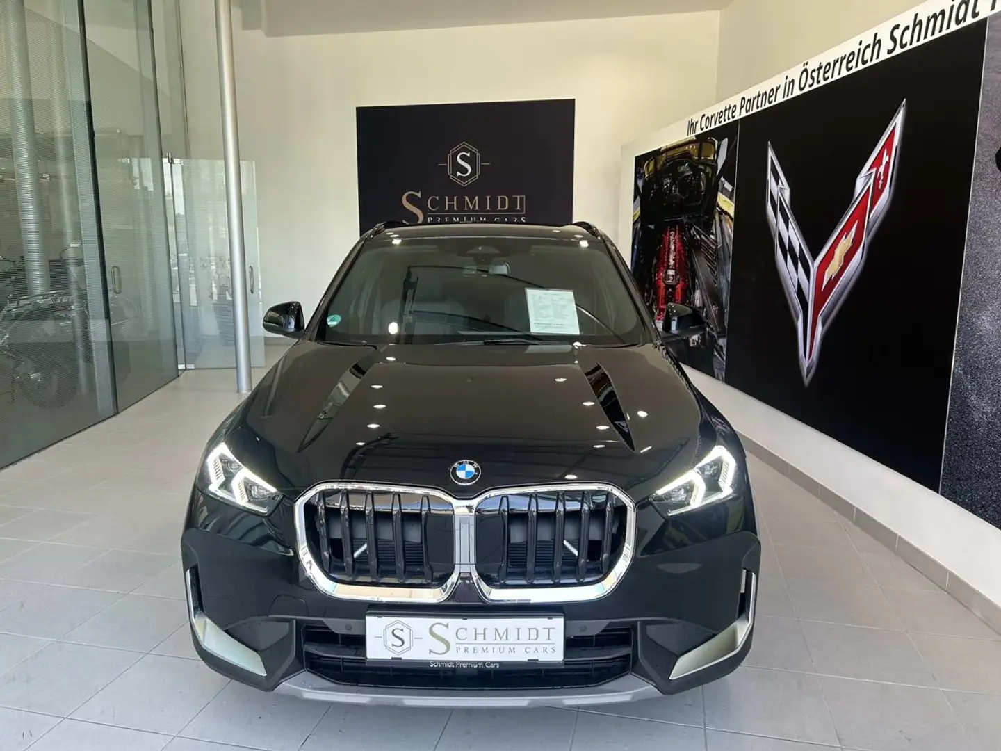 BMW X1 18i sDrive Schwarz - 1